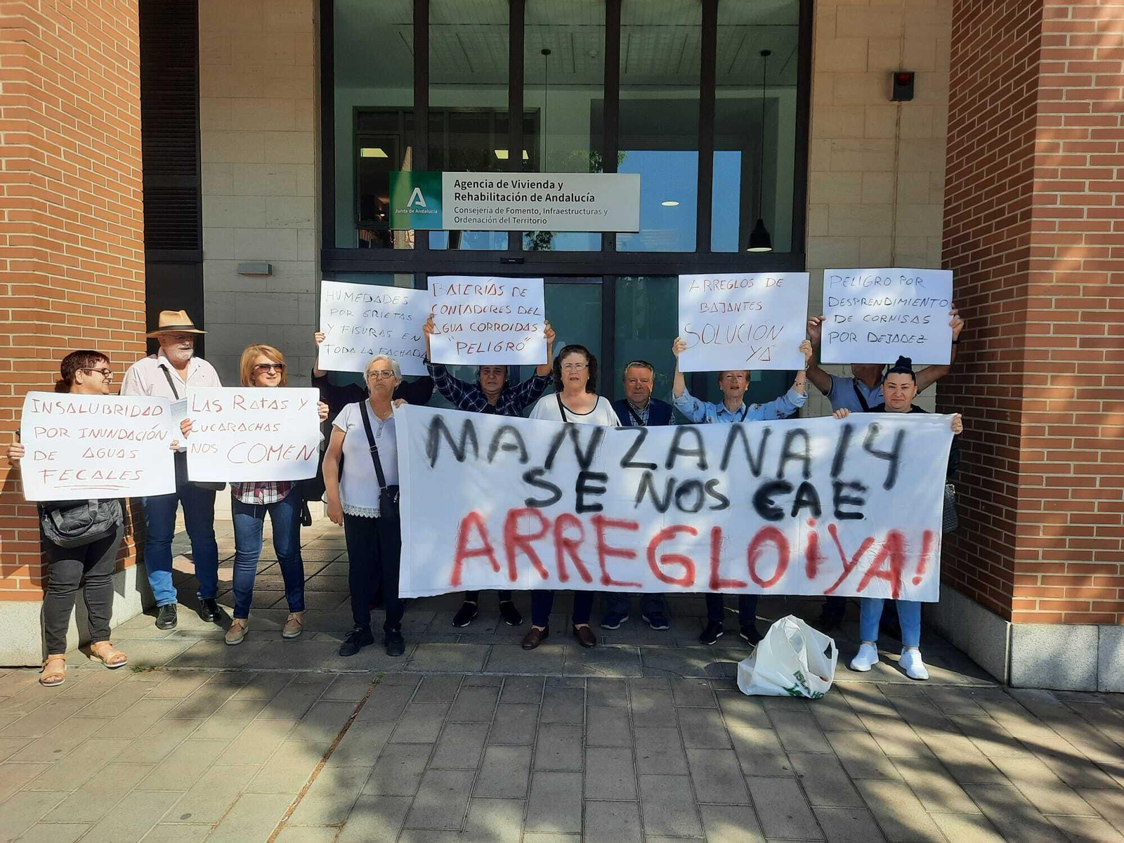 Los vecinos han protestado este jueves en la sede de AVRA en Córdoba.