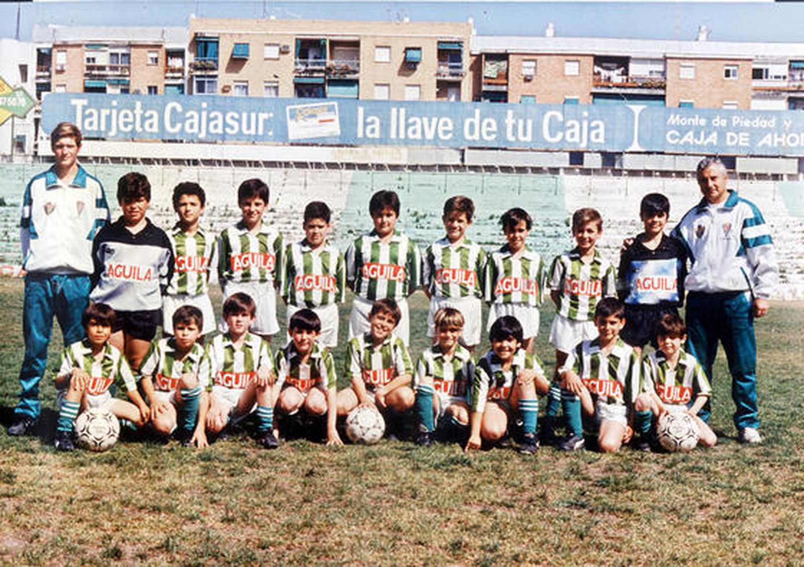 Un equipo benjamín del Deportes Márquez Campos. Al lado de Rafael Márquez, un jovencísimo Javi Flores, con apenas cinco años.