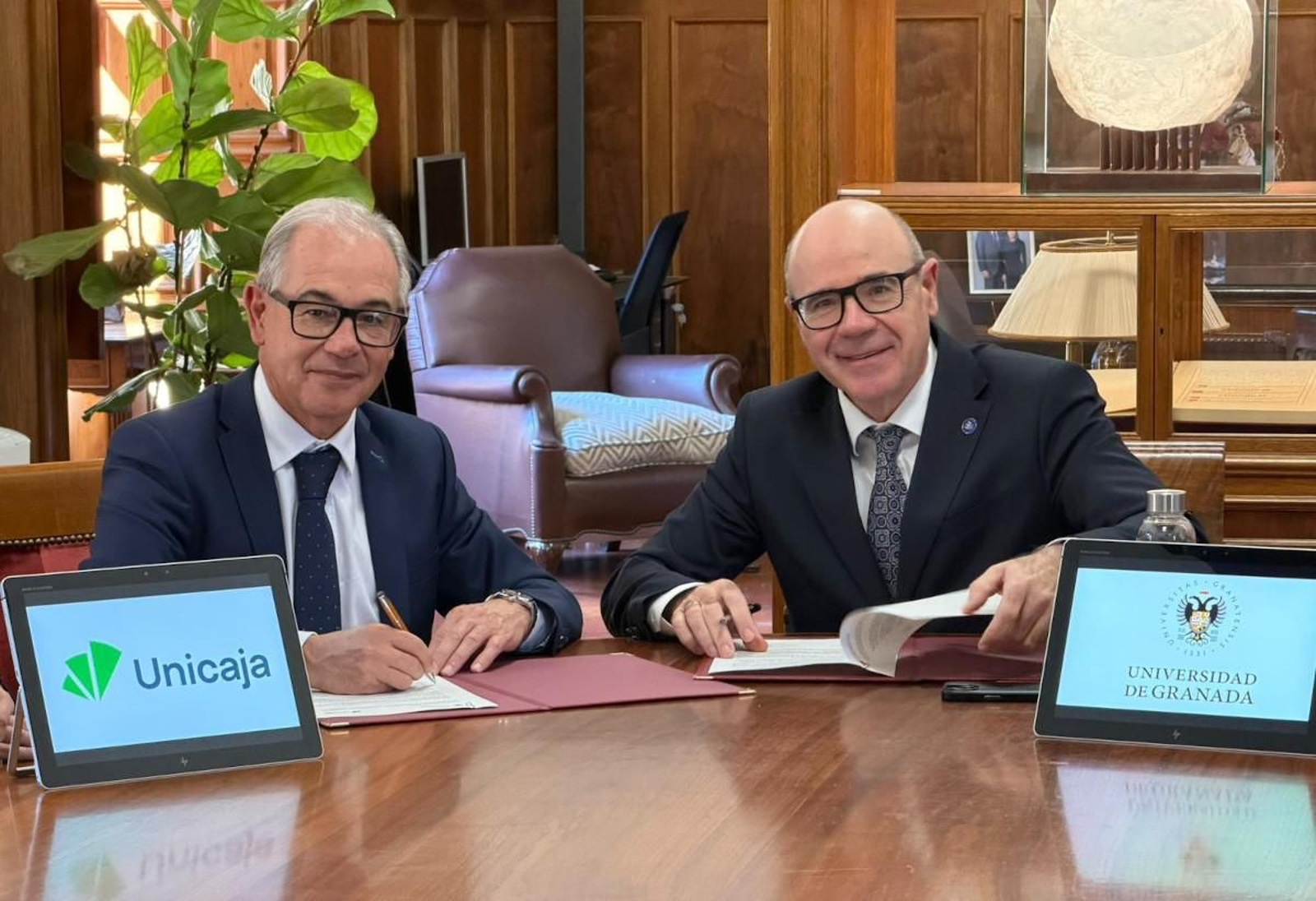 El CEO de Unicaja, Isidro Rubiales, y el rector de la UGR, Pedro Mercado, durante la firma del convenio.