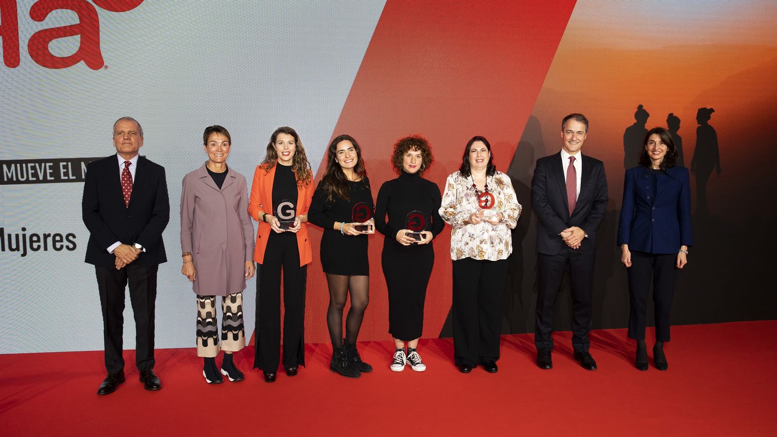 De izquierda a derecha, Francesc Cosano, Director General Iberia de Coca-Cola Europacific Partners; Sol Daurella, Presidenta de Coca-Cola Europacific Partners; María Romero (Turismo de Pueblo); Enedina González (Ecogranja La Pradera); Yla Eunice Zapater (Umami ethical food); Helga Figueroa (DoggieSnax | De Tapas con Mi Perro’); Juan Ignacio de Elizalde, Director General de Coca-Cola Iberia; y Pilar Llop, Ministra de Justicia.