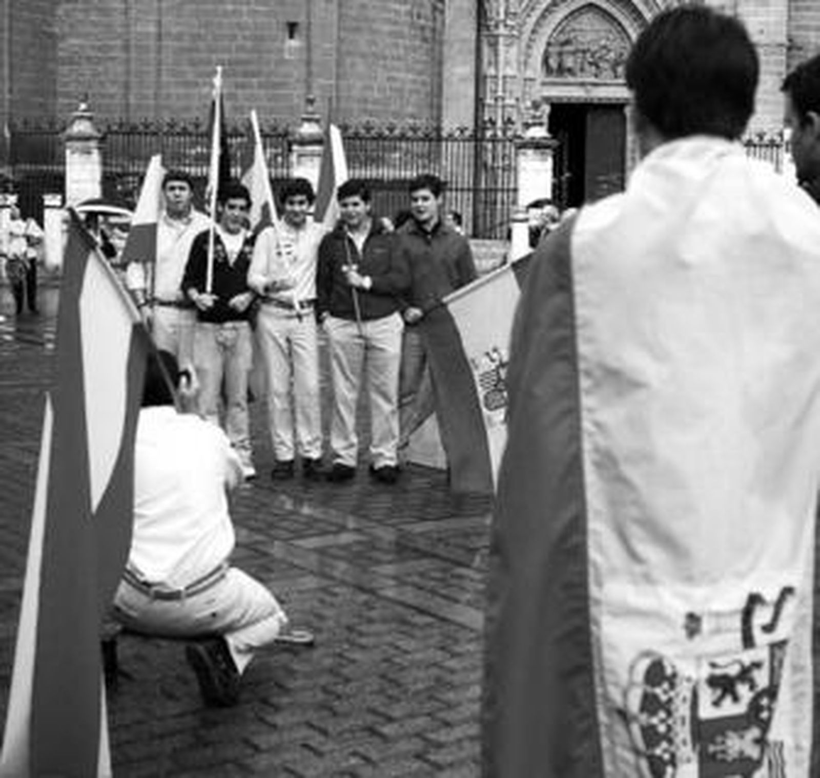 Varios asistentes a la concentración, la mayoría muy jóvenes, se hacen una foto ante la Catedral.