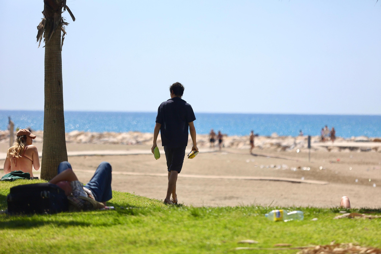 Los 'domingueros' llenan las playas para aprovechar el verano adelantado, en fotos