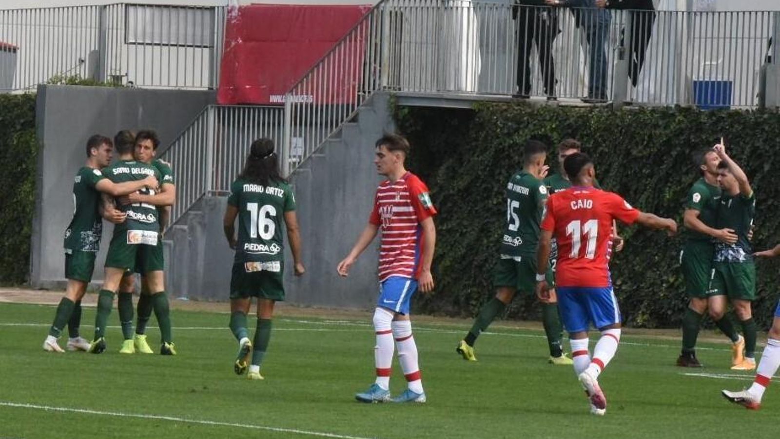 Los jugadores del Córdoba CF celebran el gol de Javi Flores.