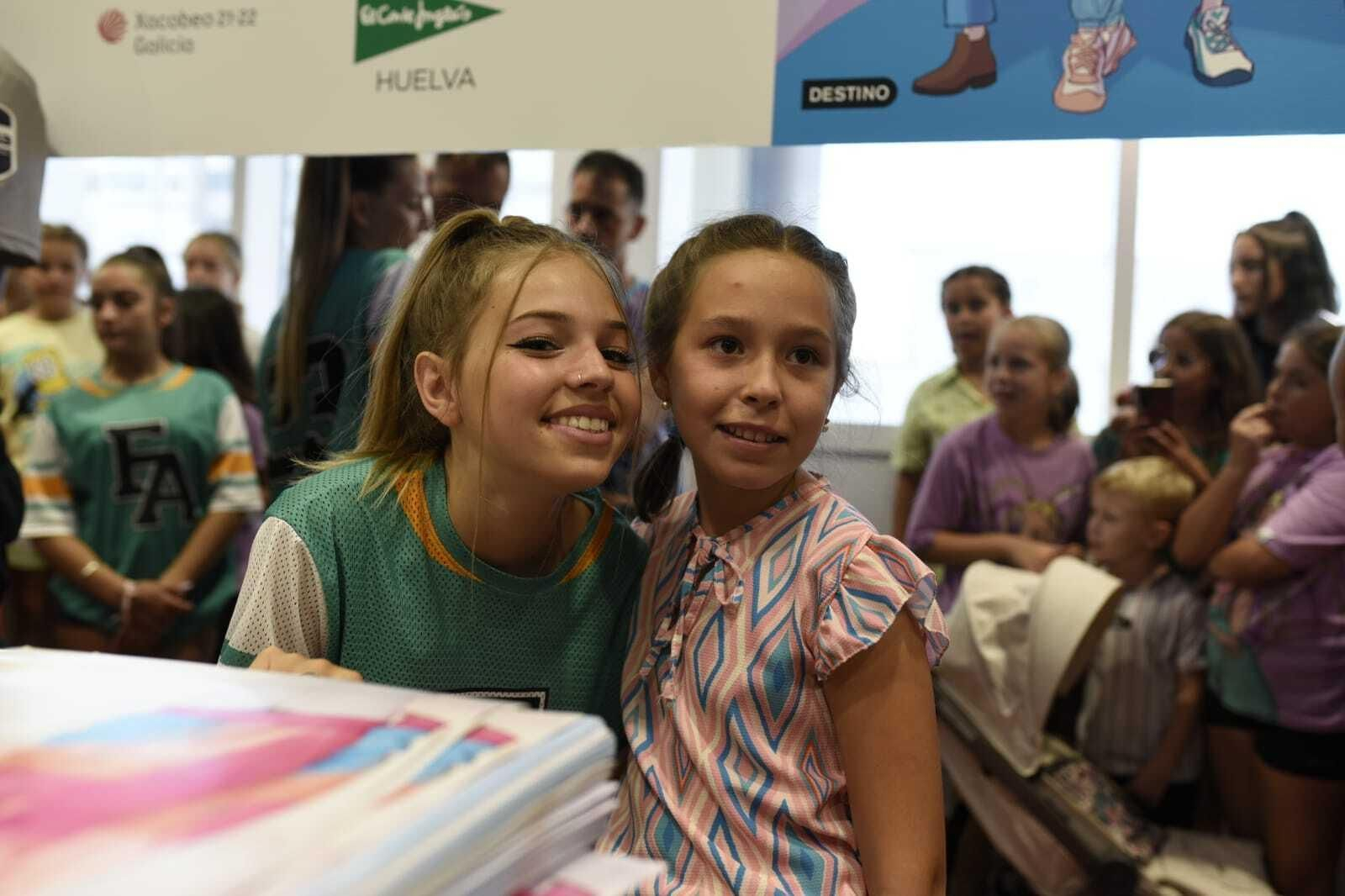 La youtuber Indy presenta su último libro en Huelva.