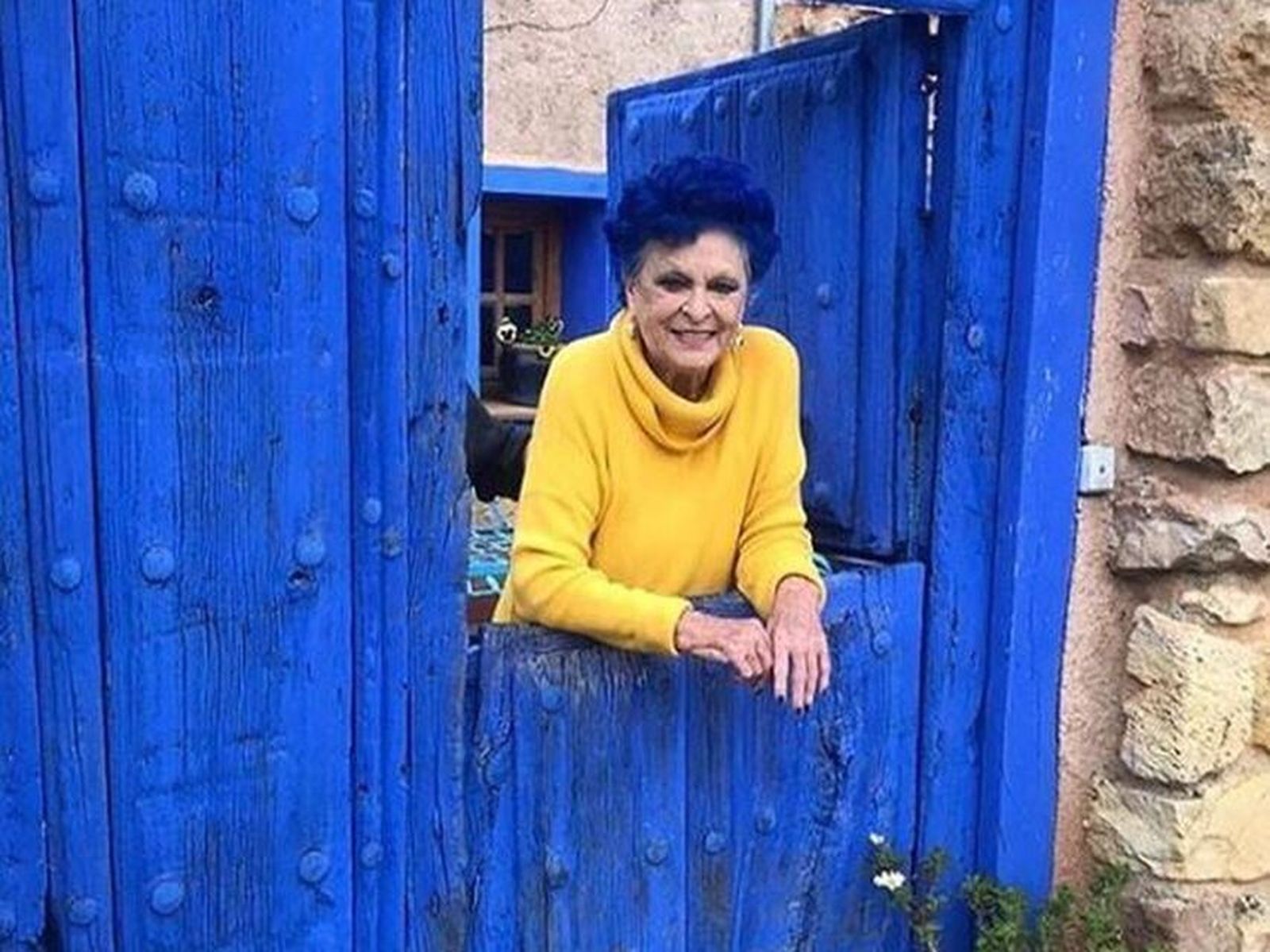 Lucía Bosé, en la puerta de su famosa casa de campo en Brieva (Segovia).