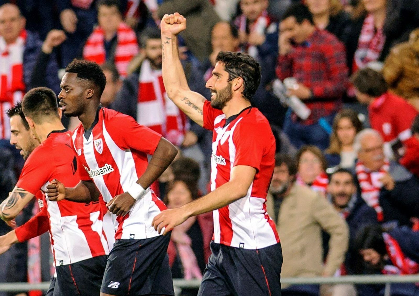 Raúl García, con Iñaki Williams a su lado tras marcar ante el Eibar.