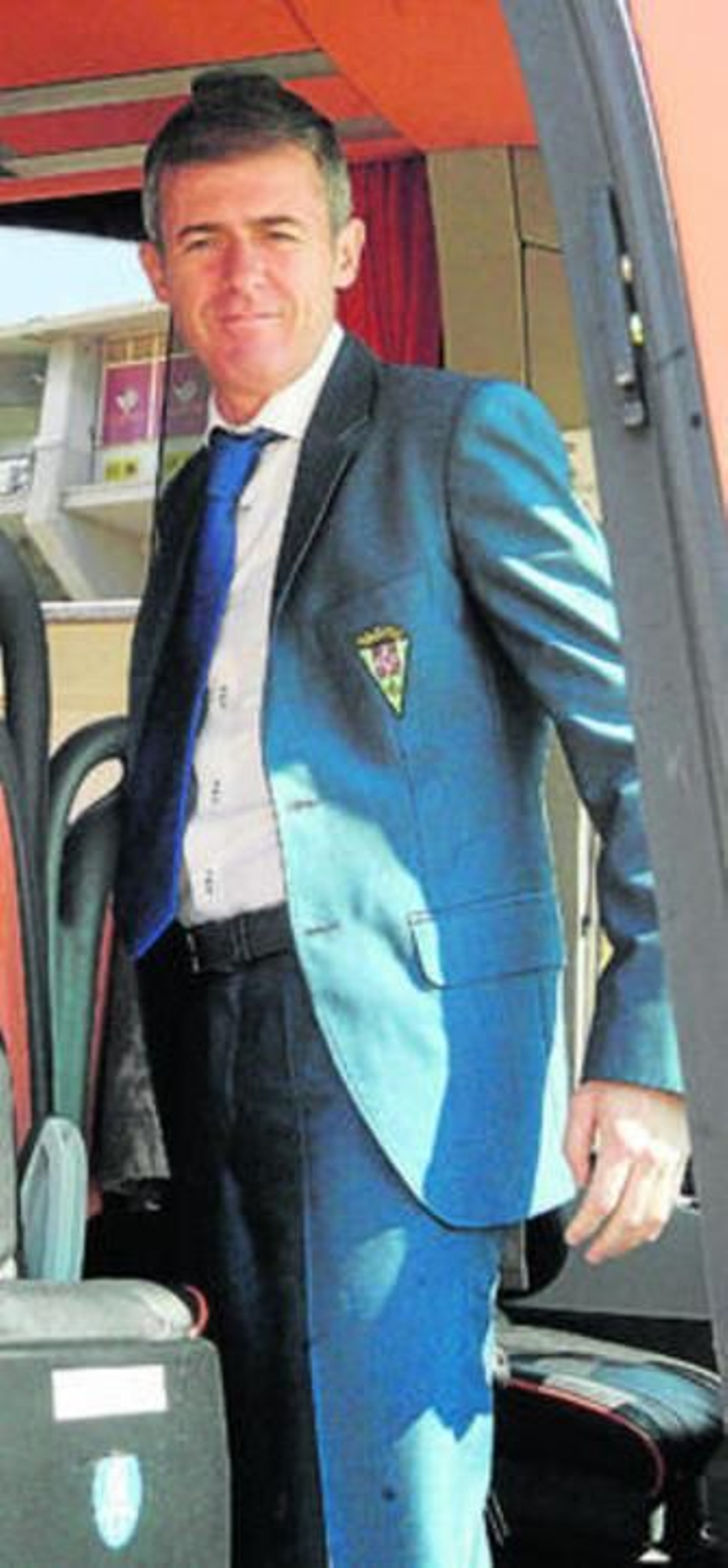 Lucas Alcaraz, ayer, subiendo al autocar del equipo.