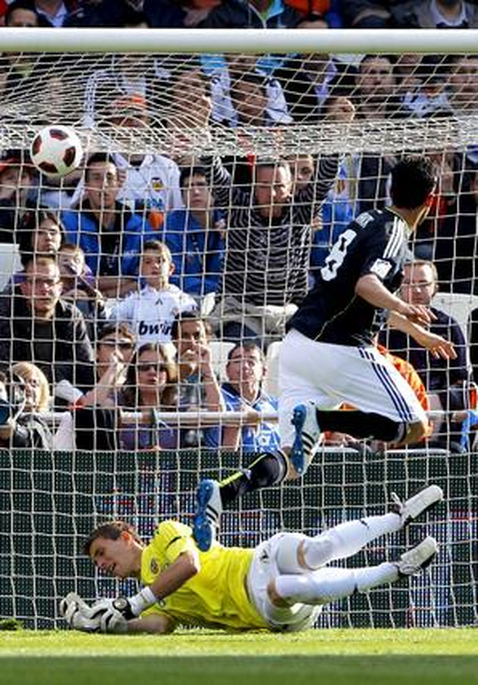 El Real Madrid golea al Valencia a domicilio (3-6). / EFE