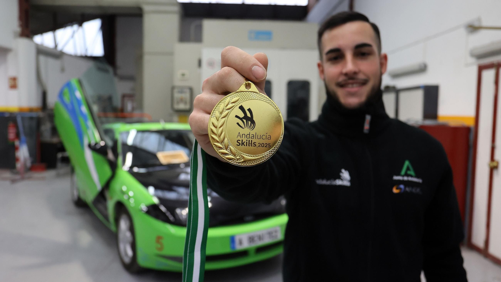 El joven Ángel Blanco, del IES Andrés Benítez, muestra la medalla de oro conseguida.