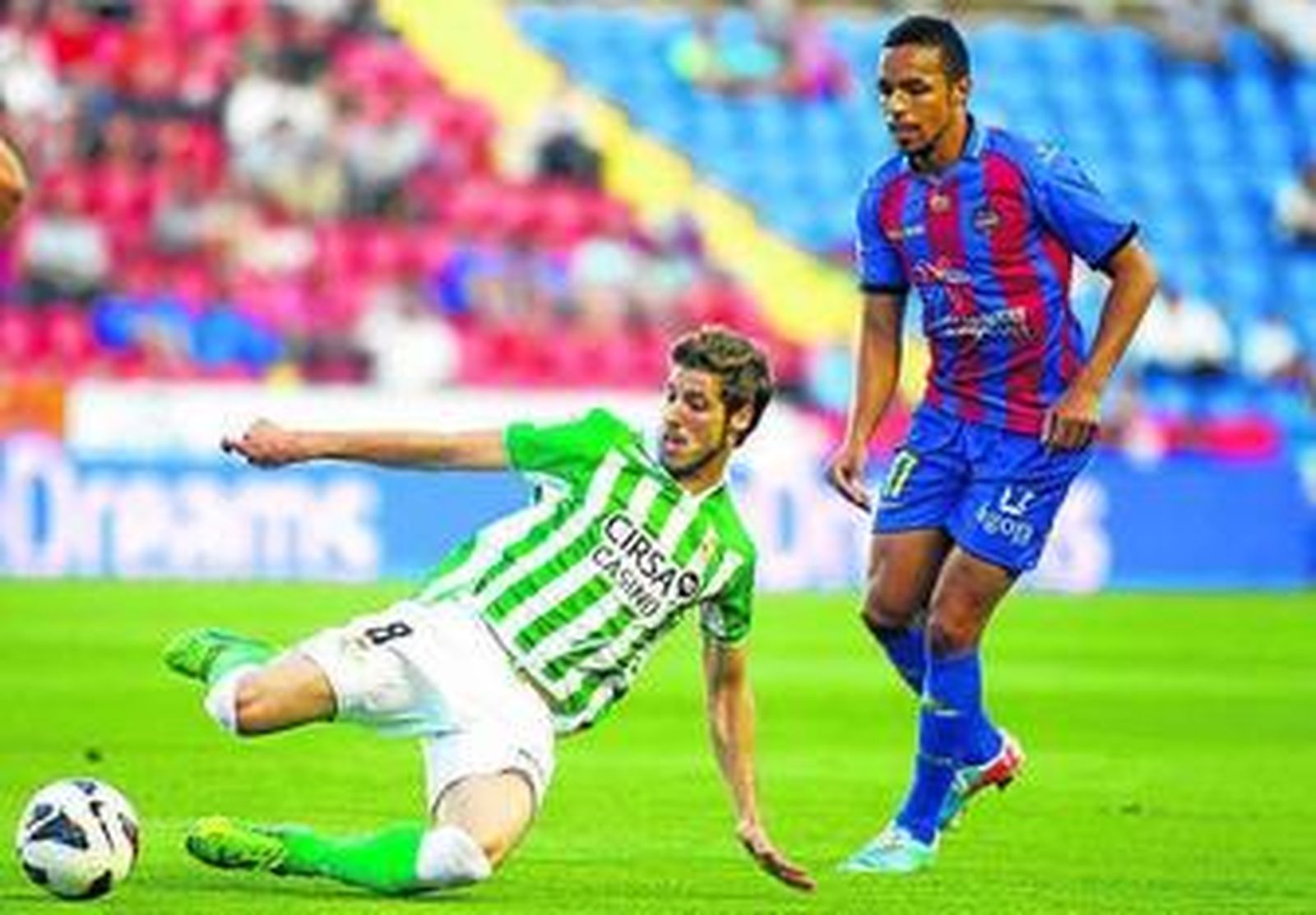 El bético Rubén Pérez rebaña el balón desde el suelo ante Valdo.