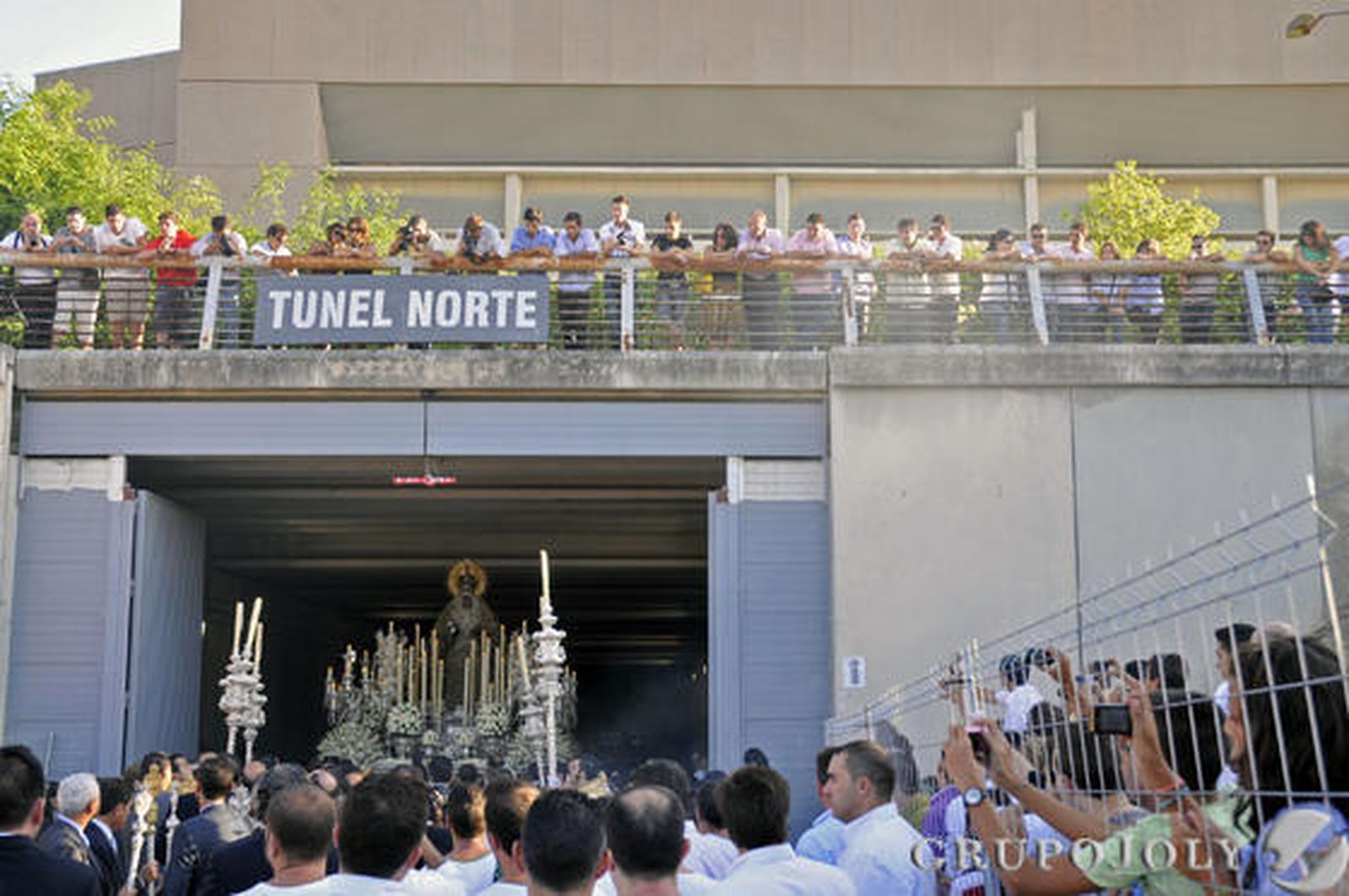 La Macarena vuelve a iluminar la noche sevillana