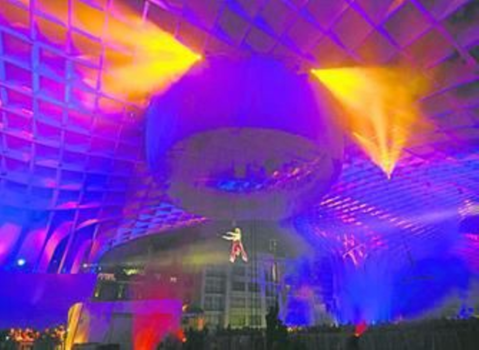 Uno de los momentos del espectáculo de acróbatas y luces en las 'setas' de la Encarnación.