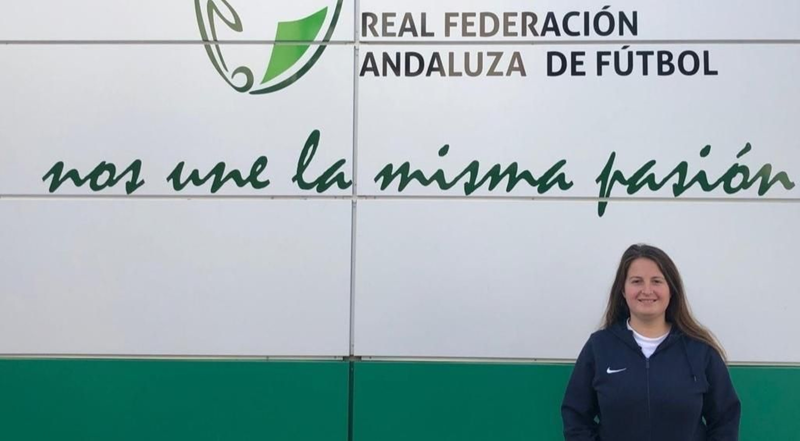 Rocío Muñoz, coordinadora del equipo femenino almeriense, en la sede de la RFAF para el sorteo.