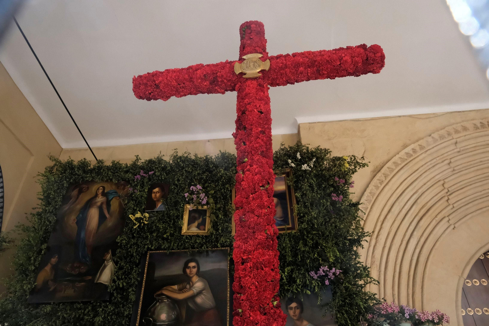 Ganas de fiesta a las puertas del fin de semana en las Cruces de Mayo de Córdoba, en imágenes