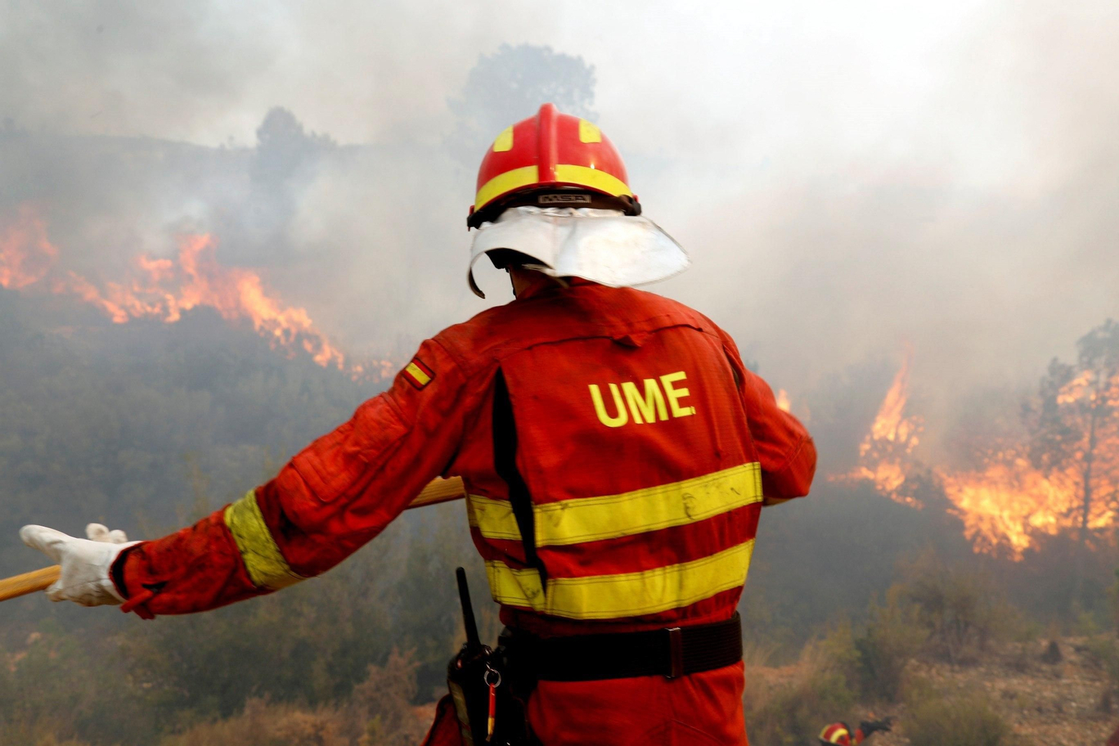Un efectivo de la UME, durante los trabajos de extinción ayer en Llutxent.