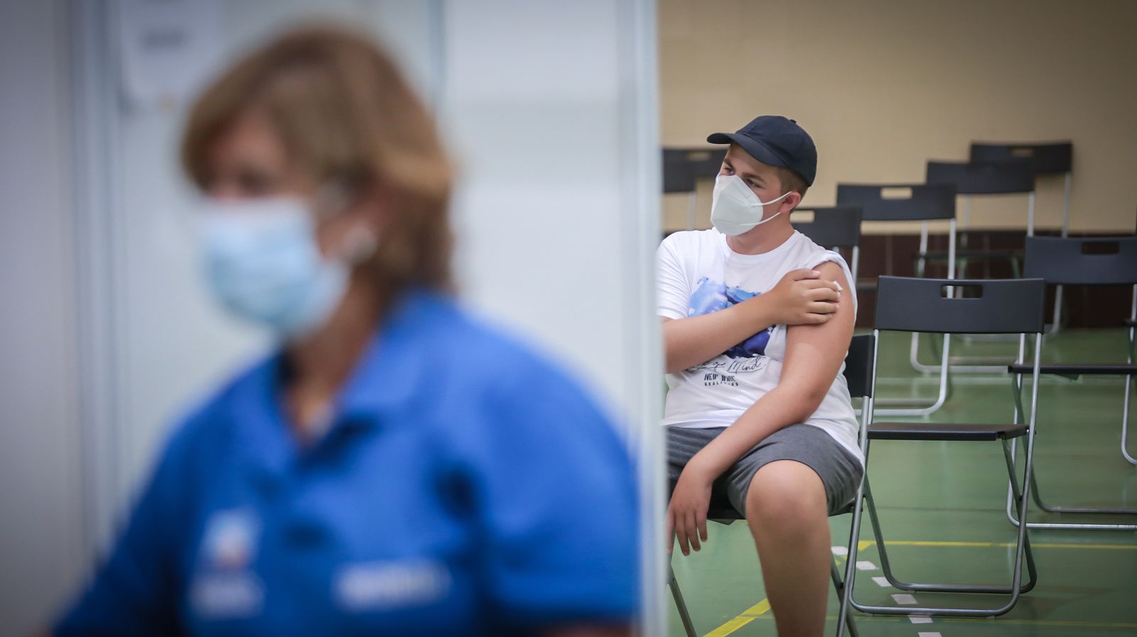 Jóvenes y menores se vacunan en el 'Veguita'