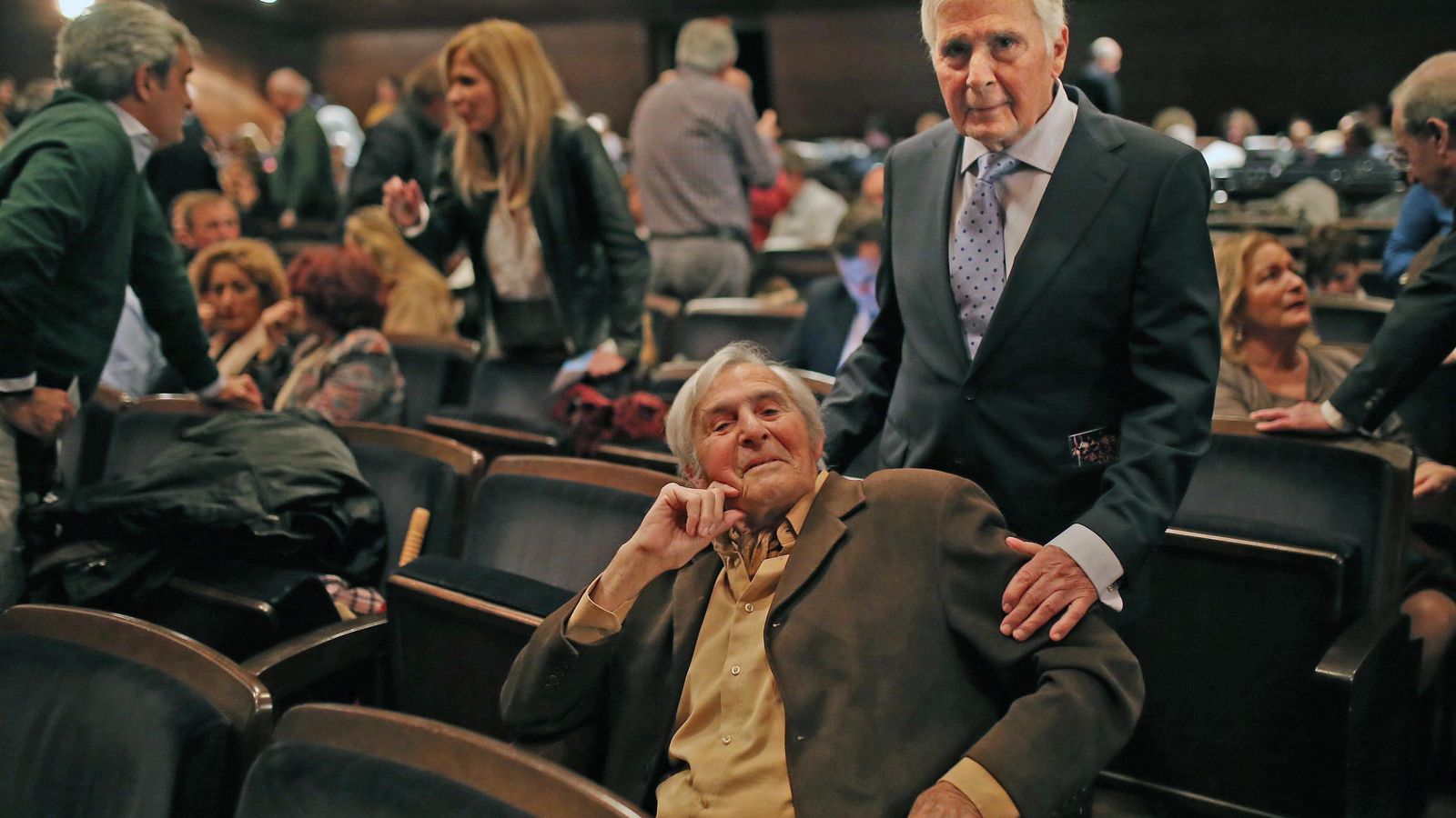Dos de los hijos del compositor, antes del inicio de la cita.