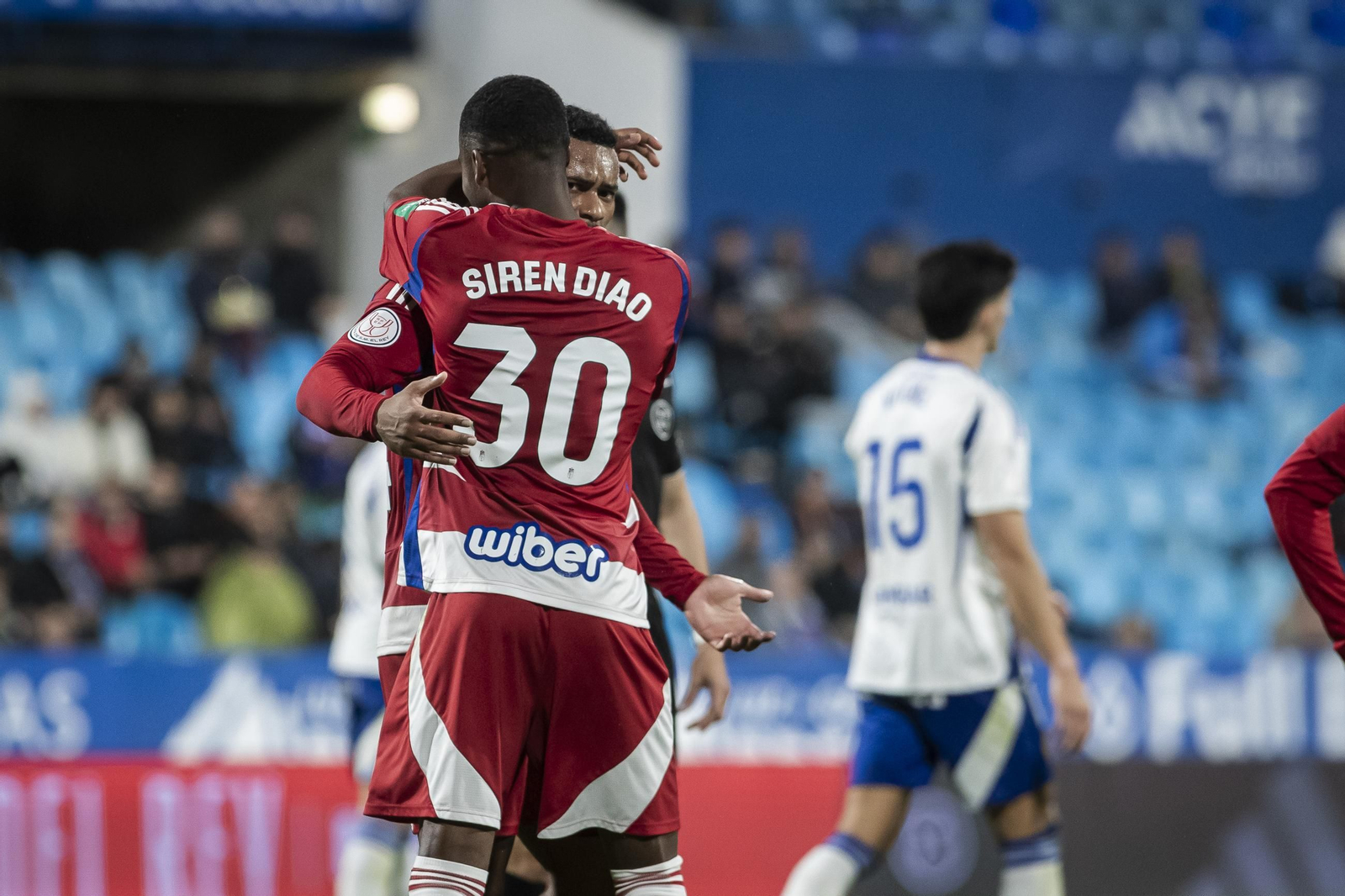 Siren Diao abraza a Loïc Williams.