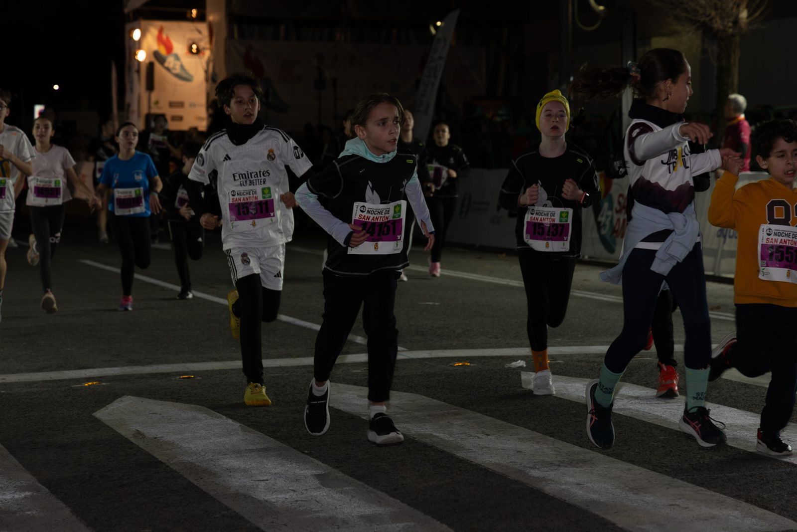 En imágenes: 2.000 atletas brillan con luz propia en la infantil de la Carrera de San Antón 2026