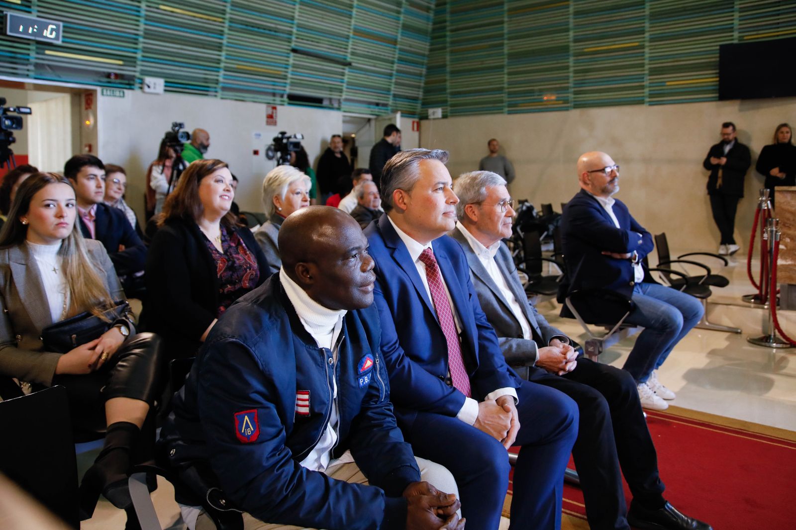 Imágenes de la entrega de las coronas a los emisarios de sus Majestades los Reyes Magos de Oriente