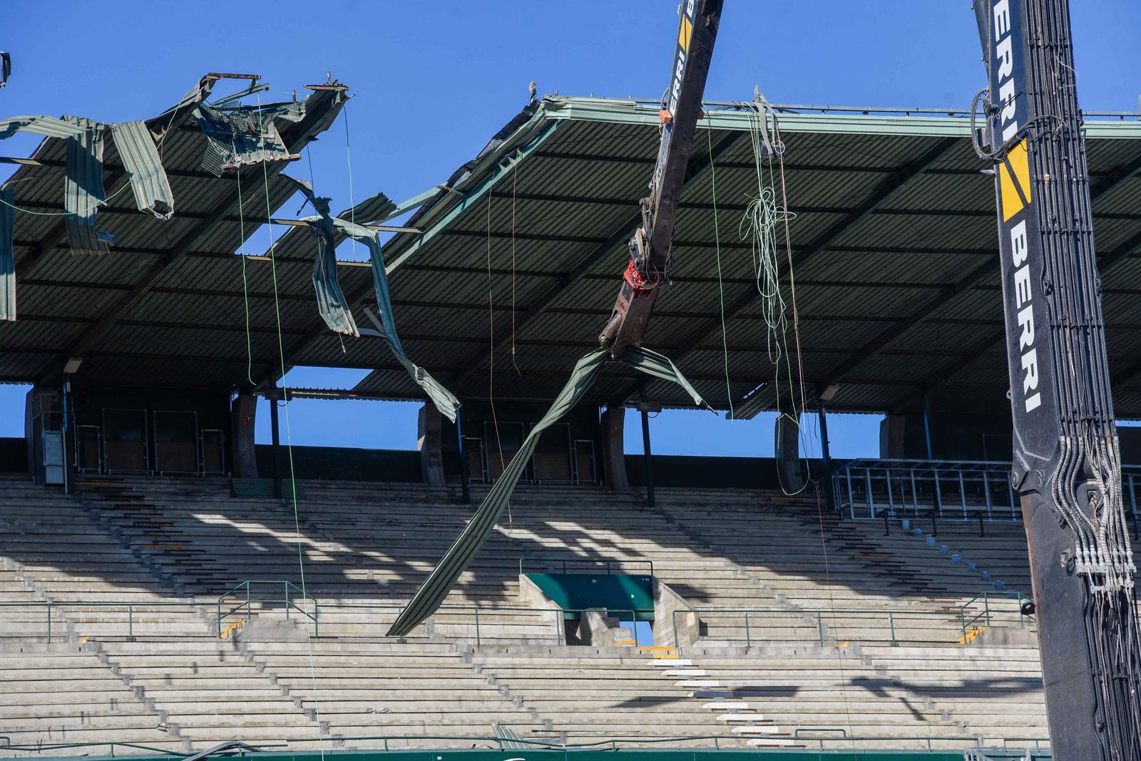 Las imágenes de la retirada de la cubierta de preferencia del Benito Villamarín