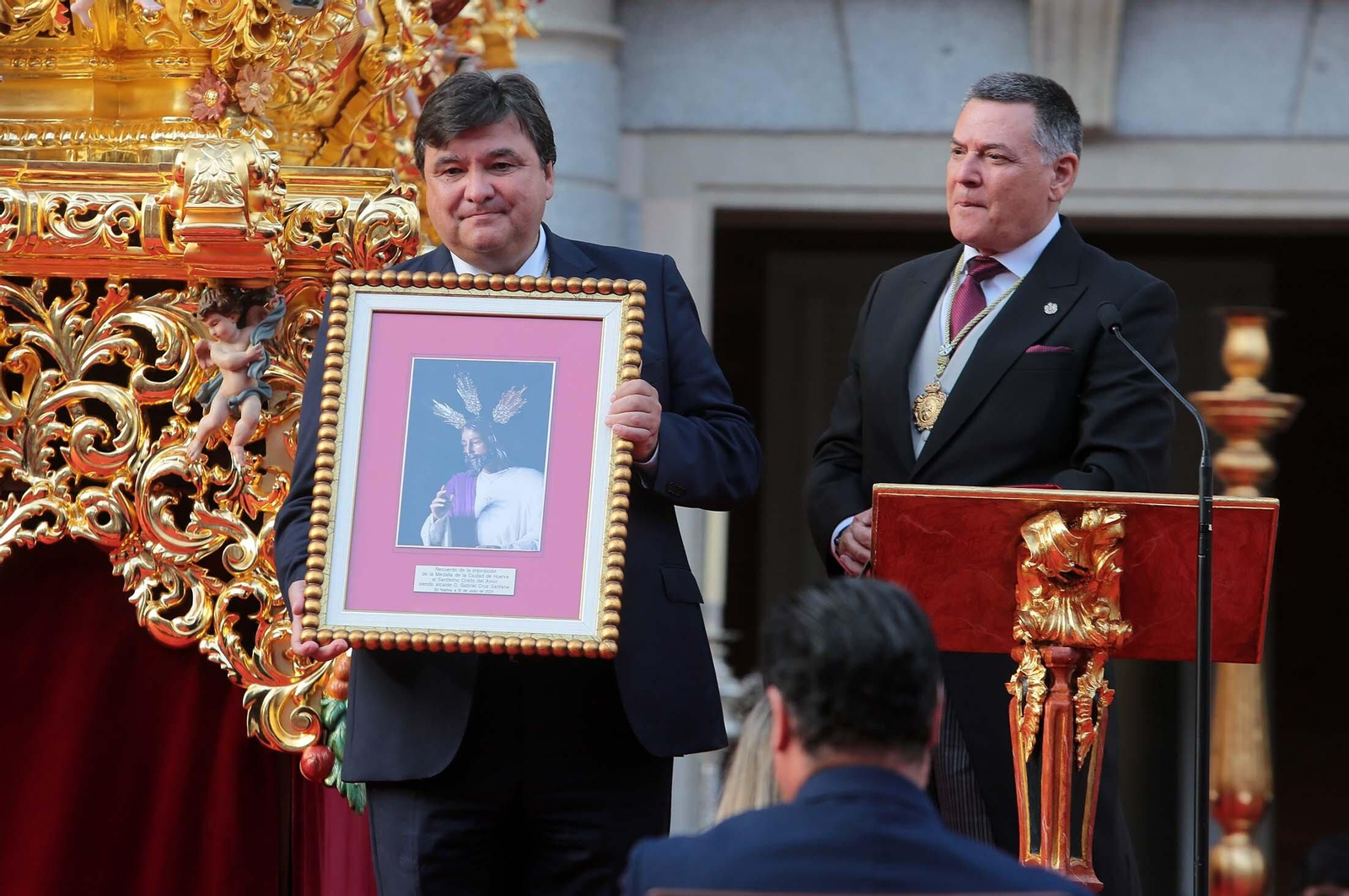 Imágenes de la imposición de la Medalla de Oro de Huelva al Cristo del Amor