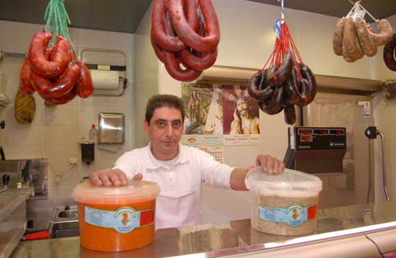 Agustín Jiménez ‘Pane’
Propietario: Manuel Jiménez Butrón
Puesto C-15
Género:Vende productos de gran tradición en Chiclana y en la provincia
Se puede afirmar que éste es un negocio generacional, ya que la familia Jiménez ha “heredado” esta profesión década tras década hasta que el puesto ha desembocado en las manos expertas de Manuel Jiménez.
Entre sus especialidades destacan los productos de gran tradición en Chiclana y en la provincia de Cádiz. Esto es, embutidos de la tierra, y ternera y cerdo ibéricos.
Jiménez cree que el nuevo mercado “invita a comprar más”.



Foto: Paco Periñán