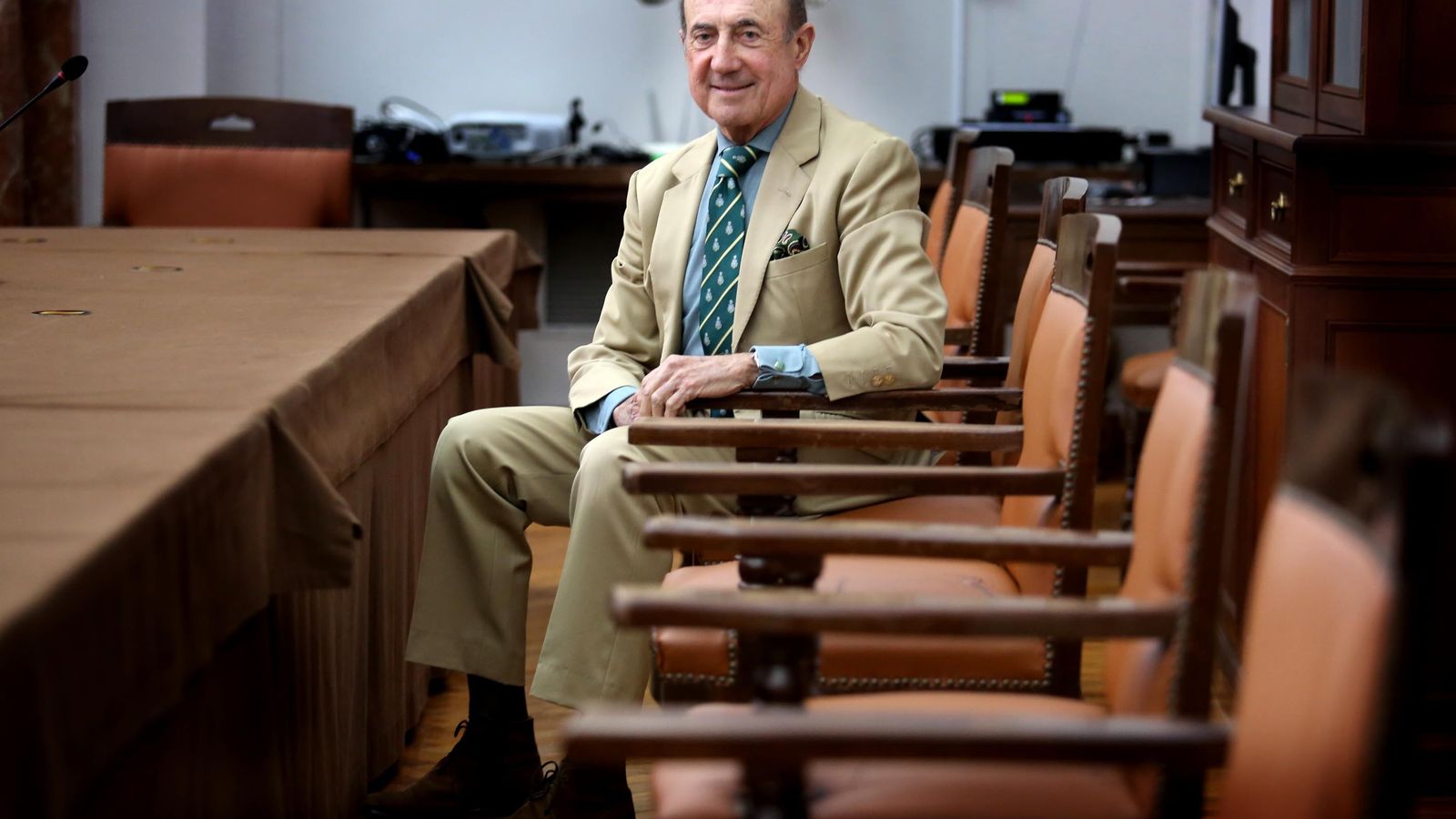 Beltrán Domecq en el salón de plenos de la institución jerezana del vino.