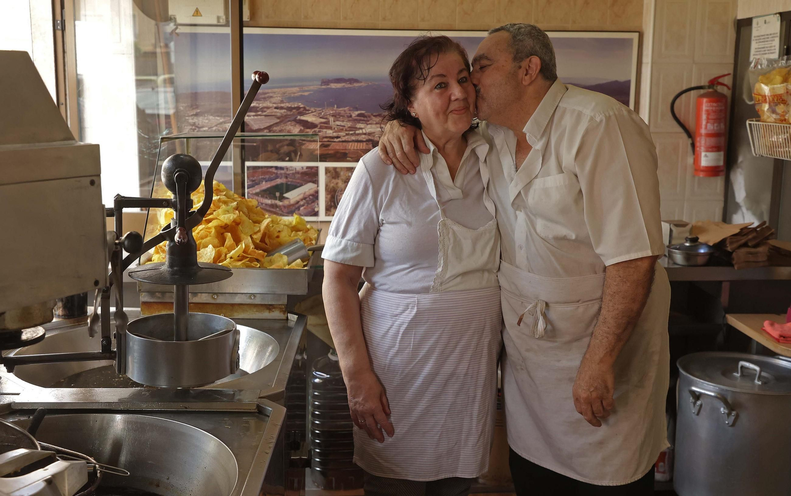 Los dueños de 'La Oriental', Carlos Gómez y su mujer Carmen Lérida, a pocos meses de jubilarse.