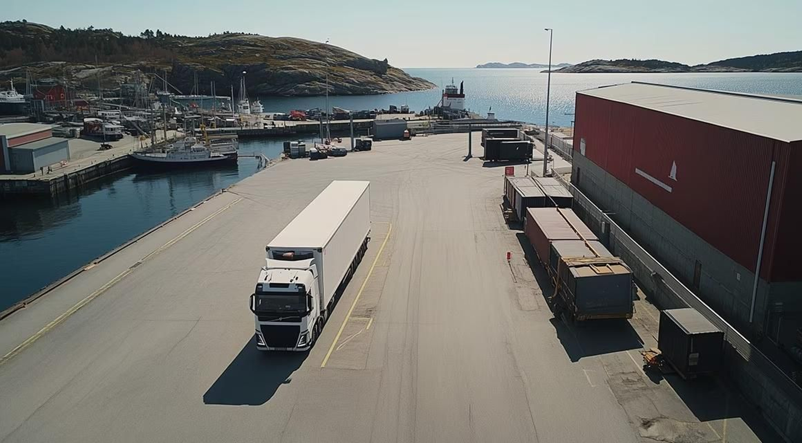 Zona portuaria con fábricas y transporte.