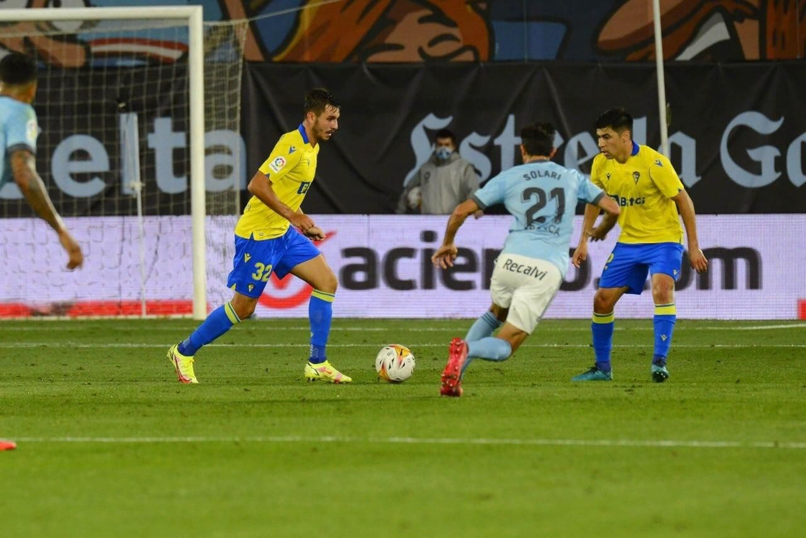 Víctor Chust con el balón en Balaídos.