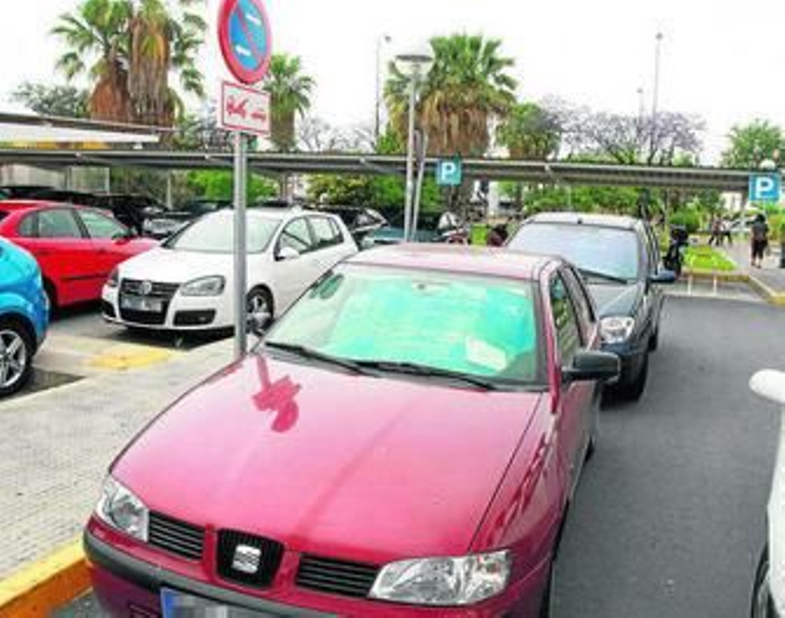 Aparcamientos saturados en el Juan Ramón Jiménez.