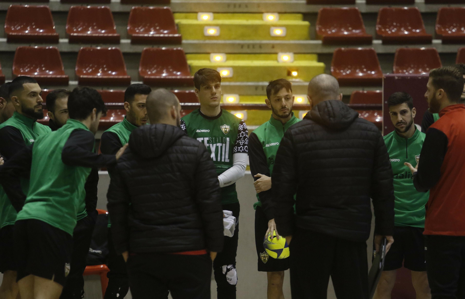 Gonzalo, en el centro de la imagen, escucha a Macario antes de un entrenamiento. Gonzalo, en el centro de la imagen, escucha a Macario antes de un entrenamiento.
