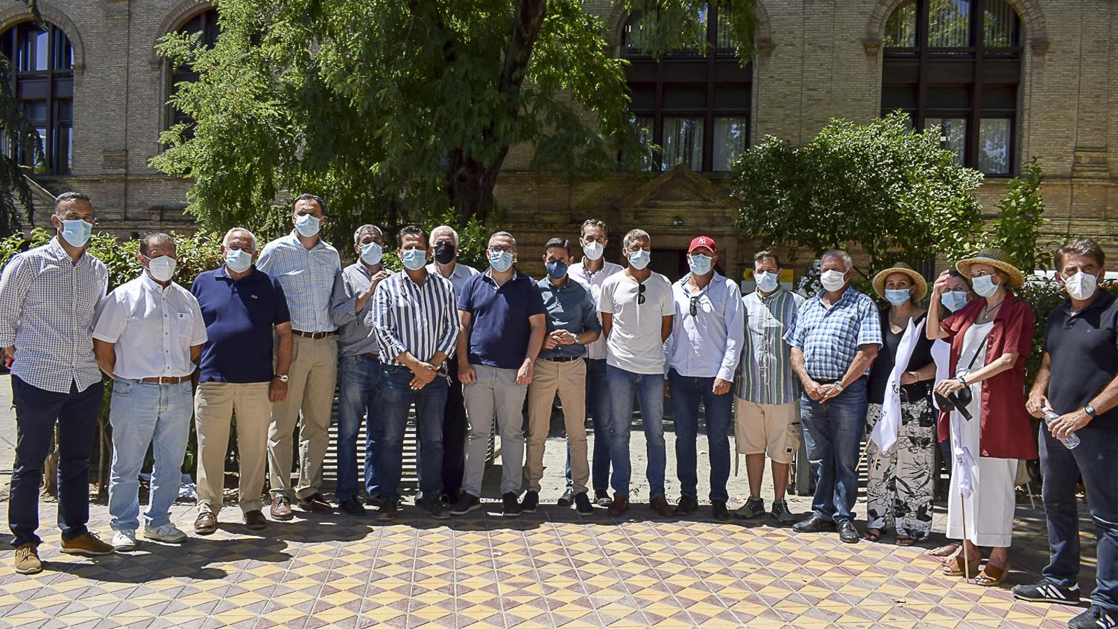 Una parte de las organizaciones y administraciones locales que han participado en la protesta ante la CHG en Sevilla.
