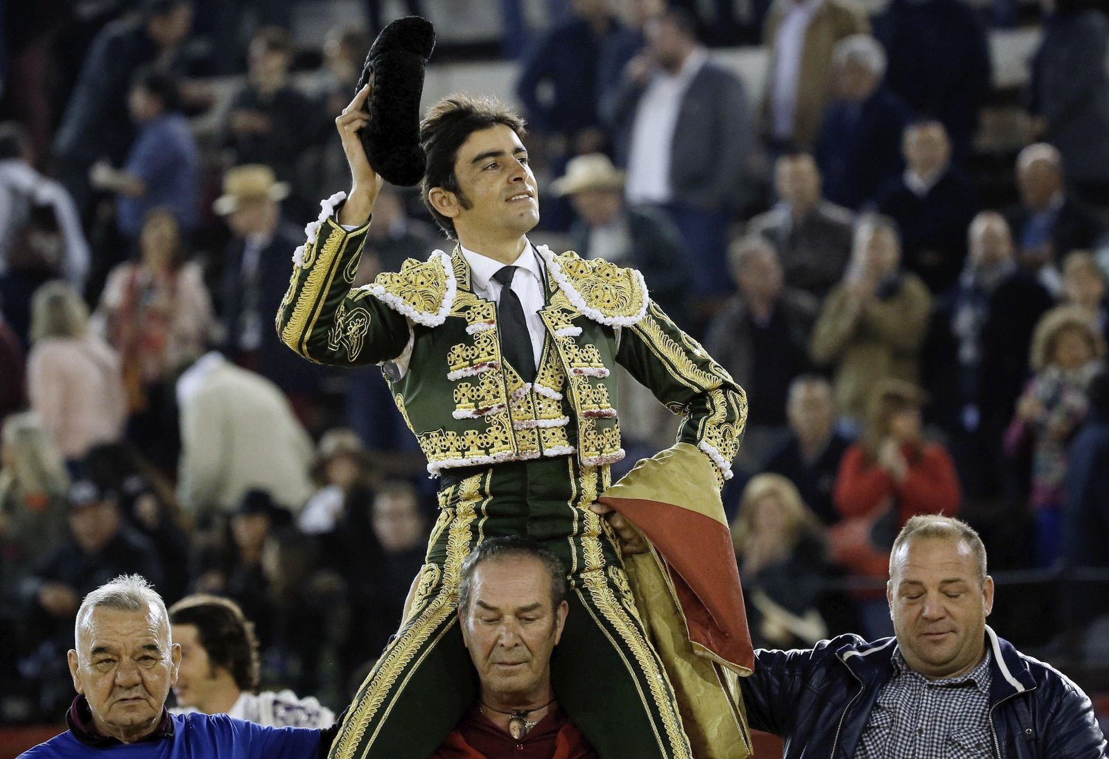 Miguel Ángel Perera, en su salida a hombros ayer de la plaza de toros de Valencia.