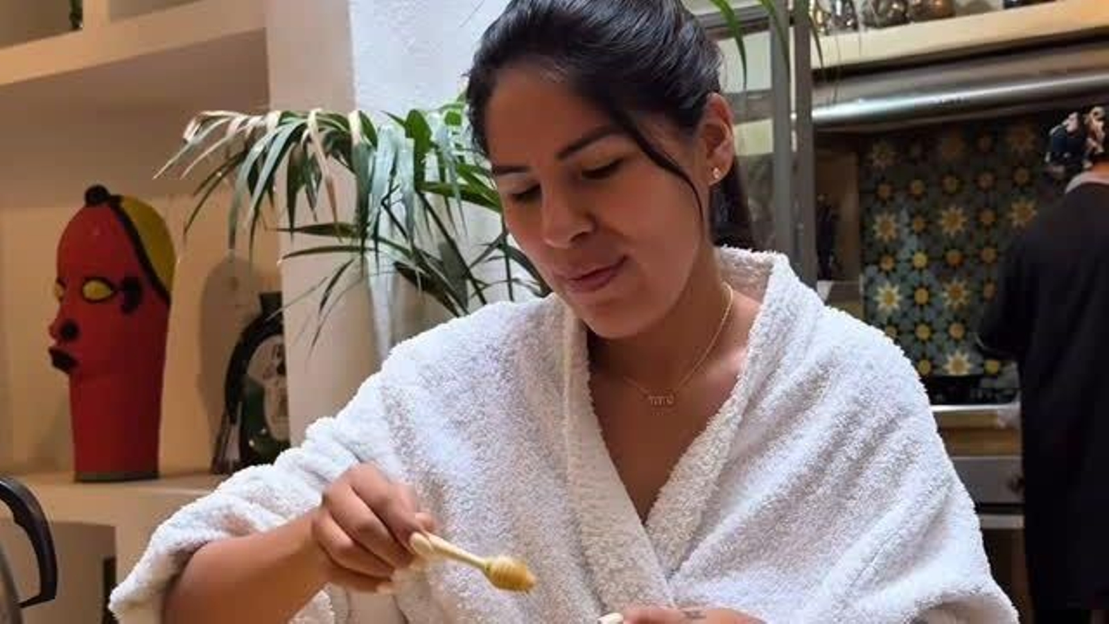 Isa Pantoja desayunando en el riad donde se aloja en Marruecos