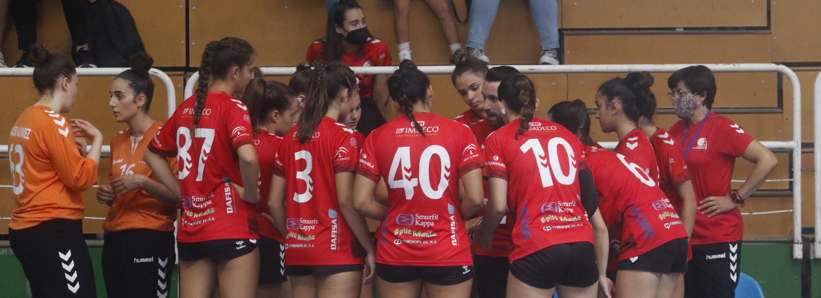 Mario Ortiz da órdenes a sus jugadoras durante un tiempo muerto.