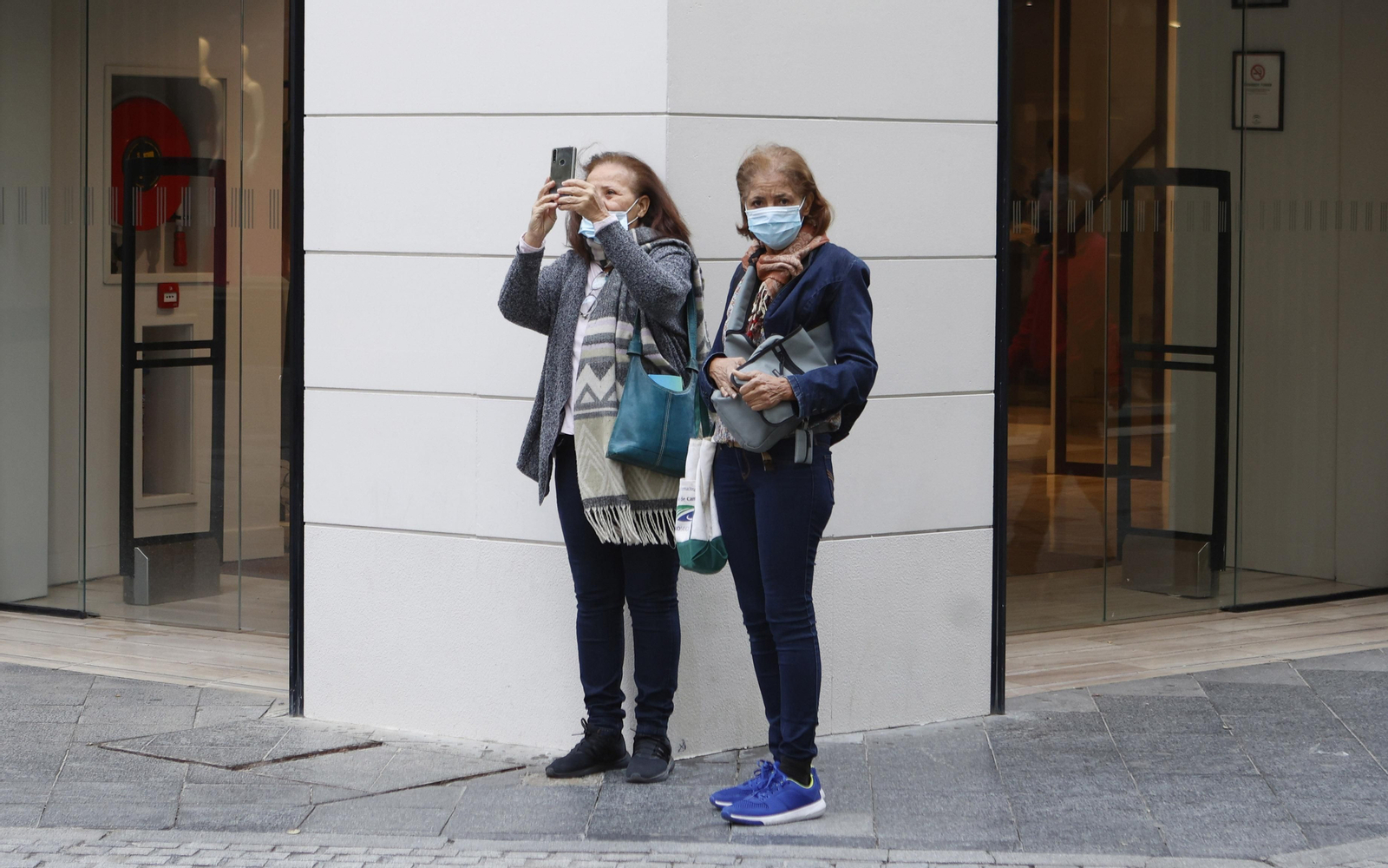 Imágenes del primer día sin mascarilla en interiores