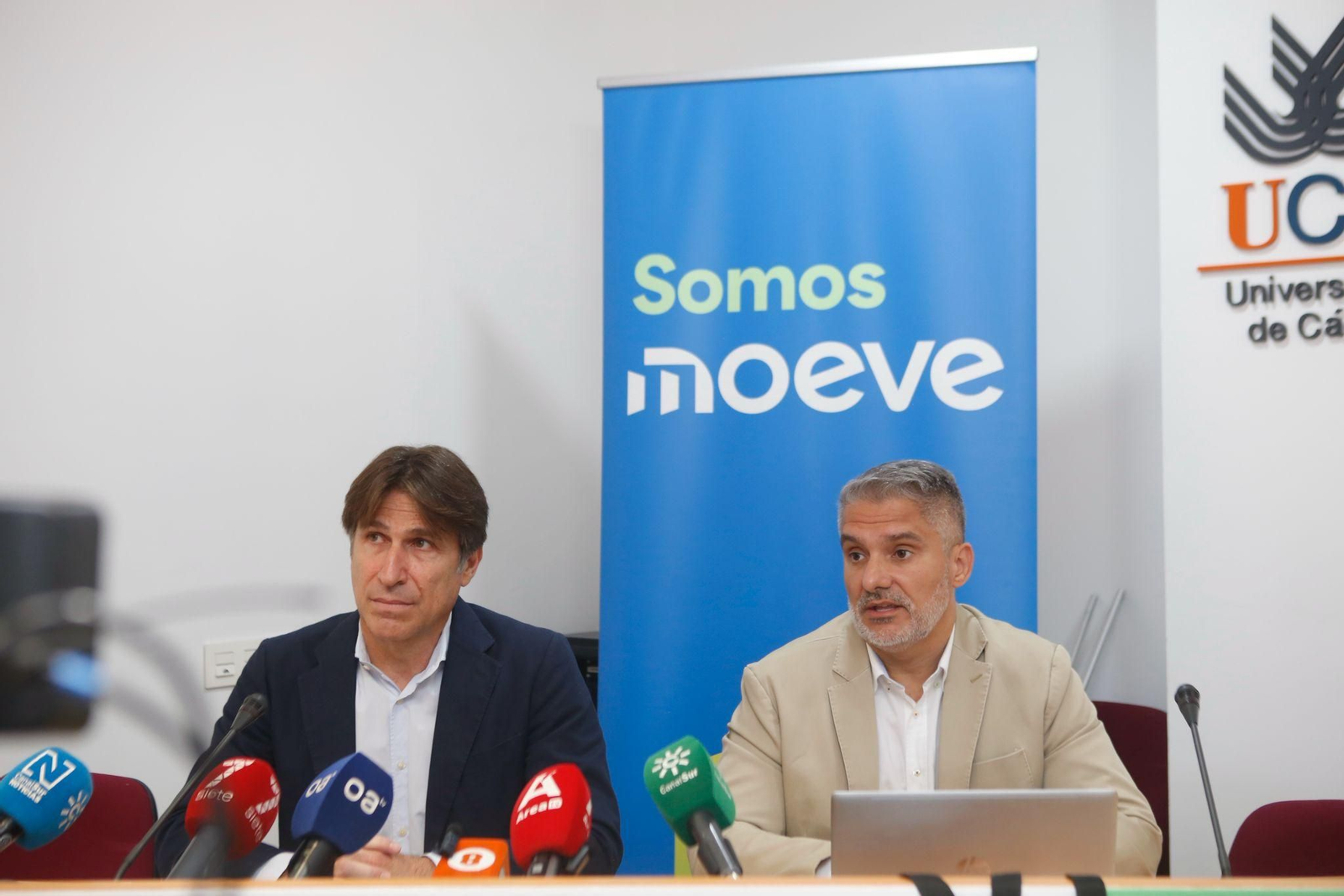 Los responsables del parque energético y la planta química de Moeve en San Roque, Javier López Pupo y Rosendo Rivero, durante la presentación