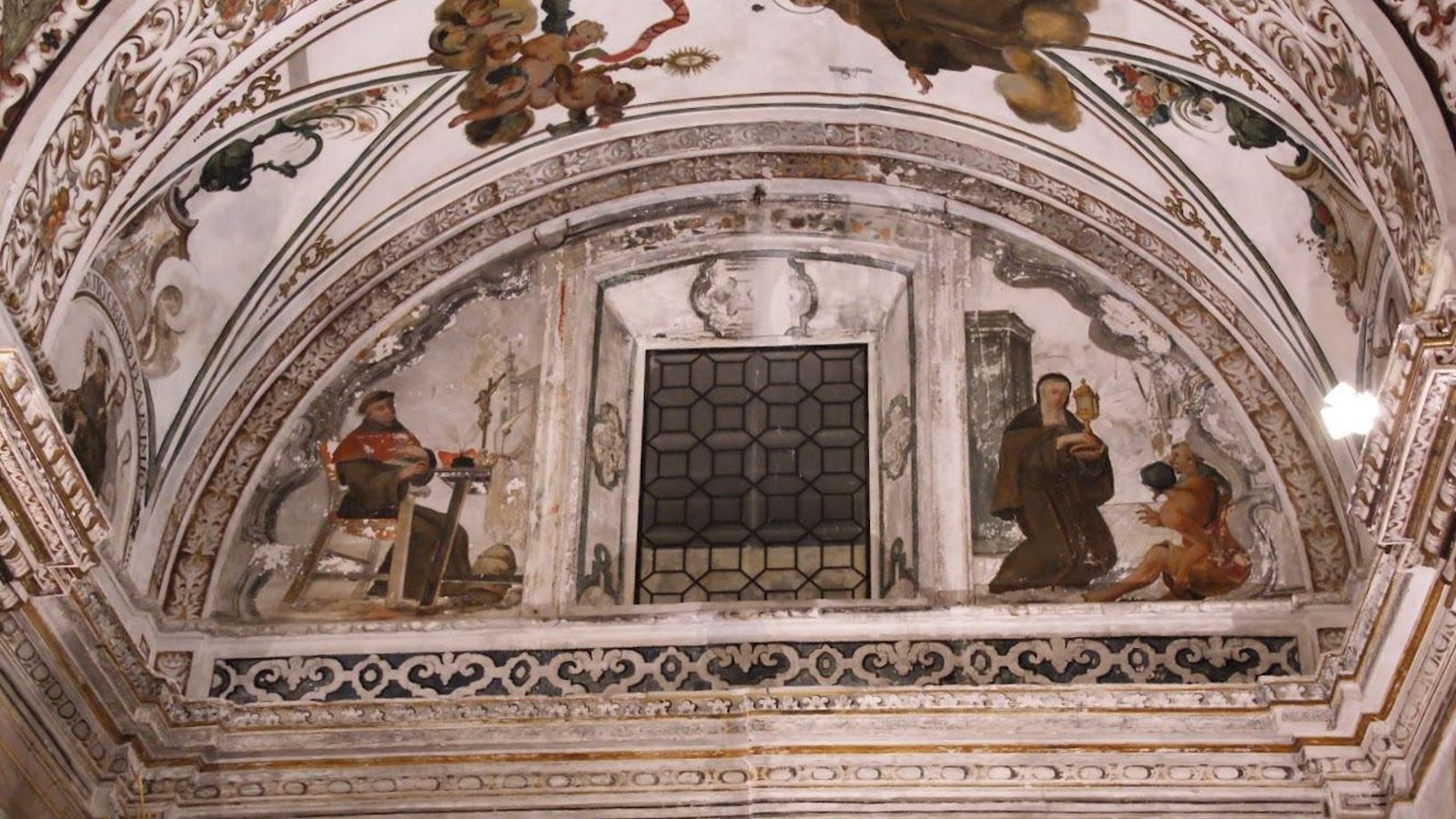 Pinturas murales representando santos franciscanos.