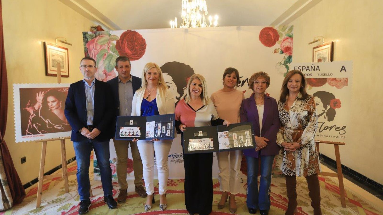 Mamen Sánchez y Leire Díez sostienen el pack completo de sellos dedicados a Lola Flores