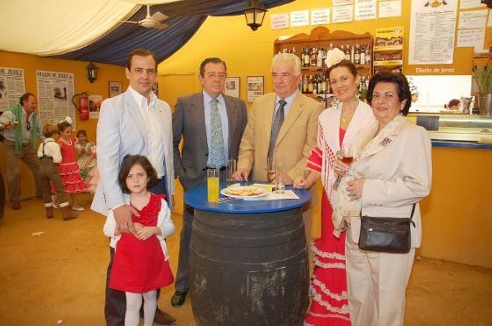 Nicolás Lamparero, padre e hijo, de ‘Spagnolo’, junto a Jaime Serrano y su esposa, Elena Mampel, y la niña Carmen Lamparero,  ayer en la caseta del Diario.

Foto: Manu Garcia