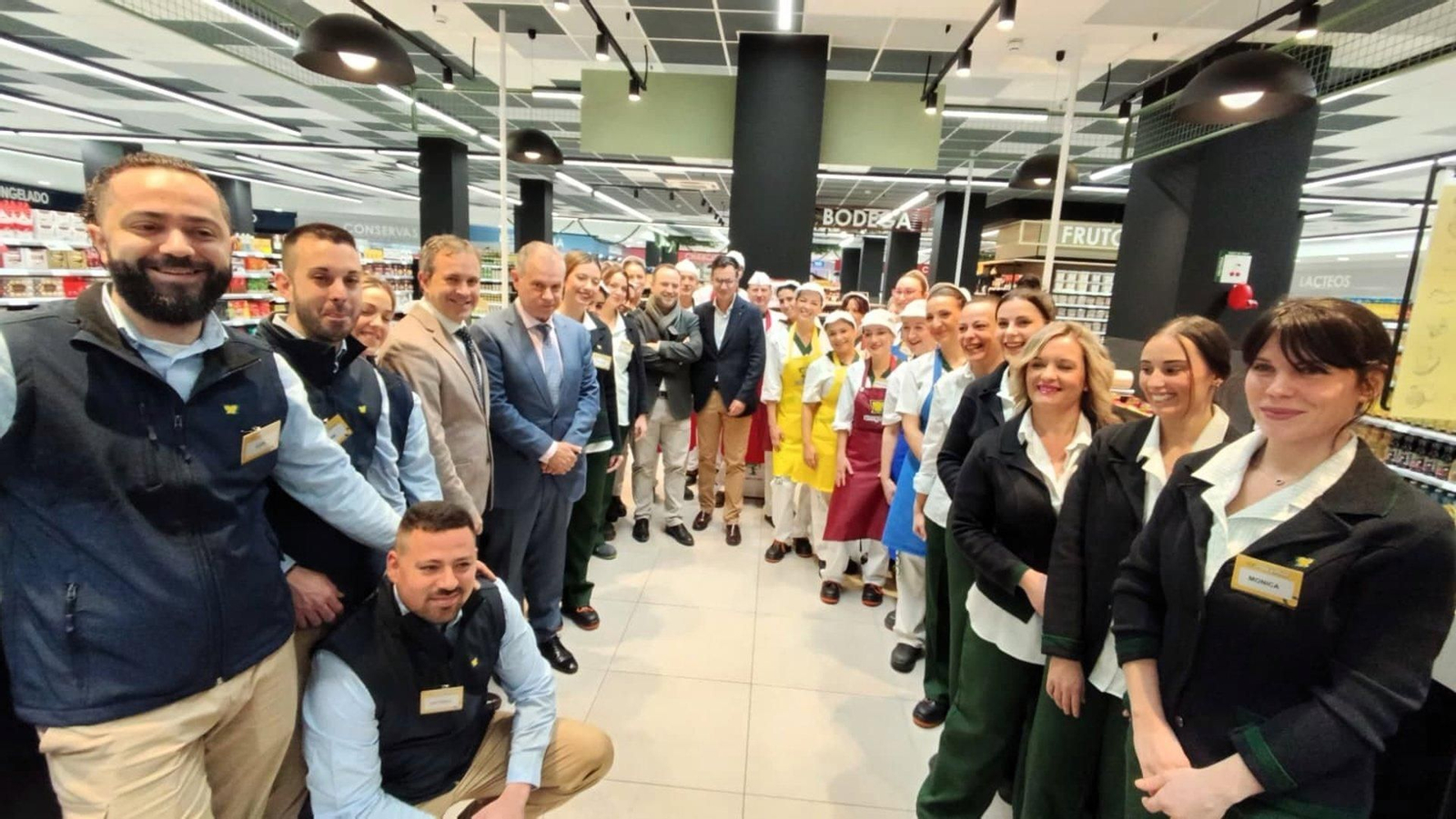 Trabajadores y responsables del Grupo Piña, junto a autoridades, en la inauguración del nuevo Masymas.