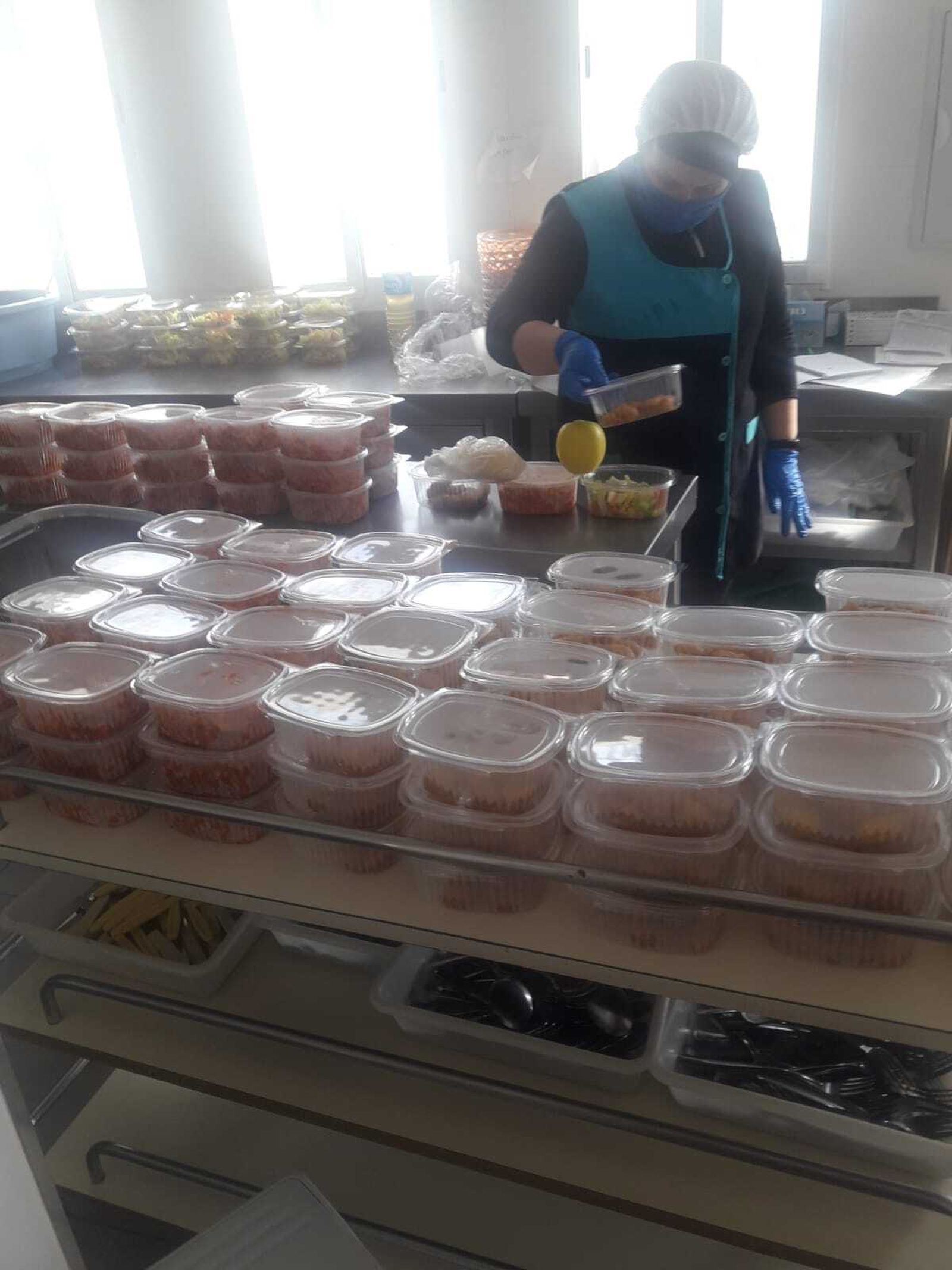 La comida se entrega en la puerta de los centros