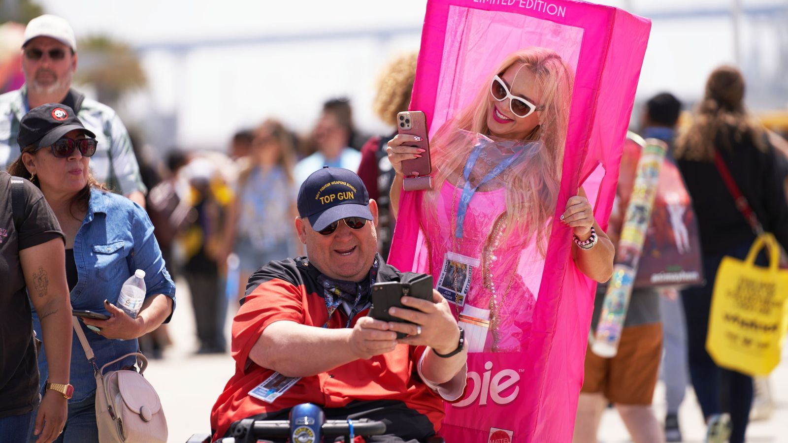 Una persona se hace un selfie con una mujer vestida de Barbie.