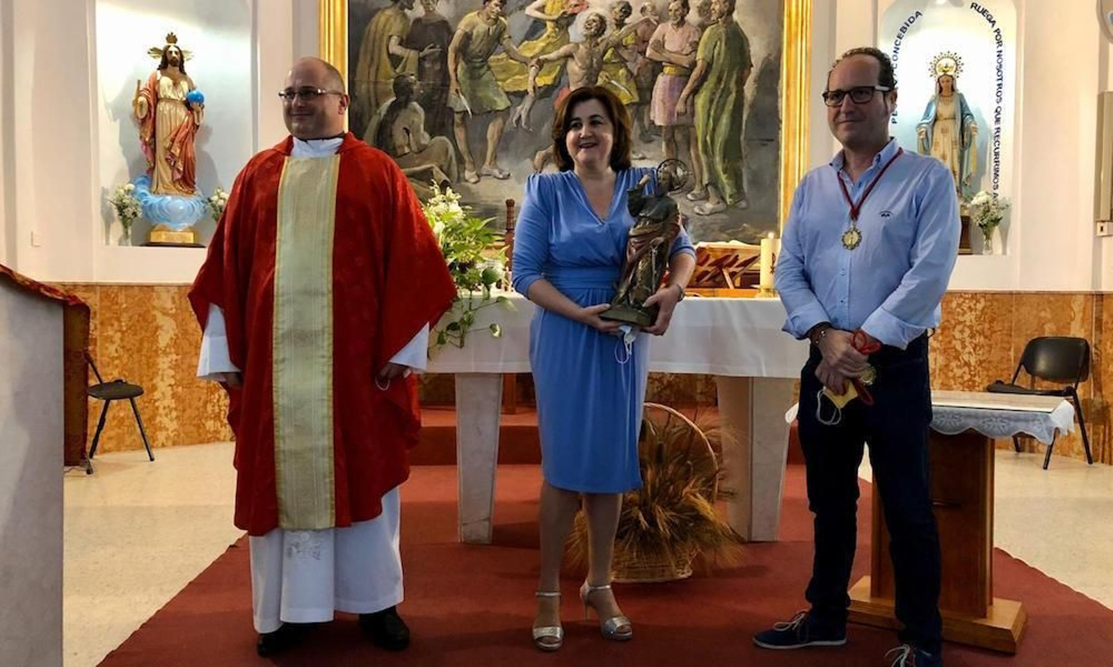 El párroco, la nueva hermana mayor y el hermano mayor saliente.
