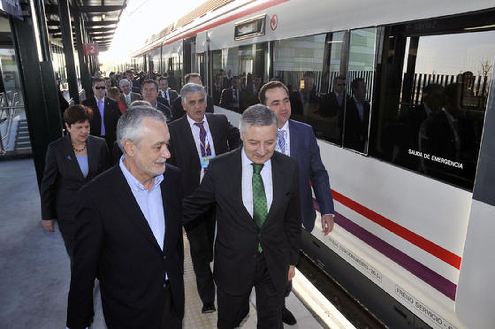 Blanco y Griñán antes de montarse en el tren en Valencina-Santiponce.

Foto: Juan Carlos Vazquez