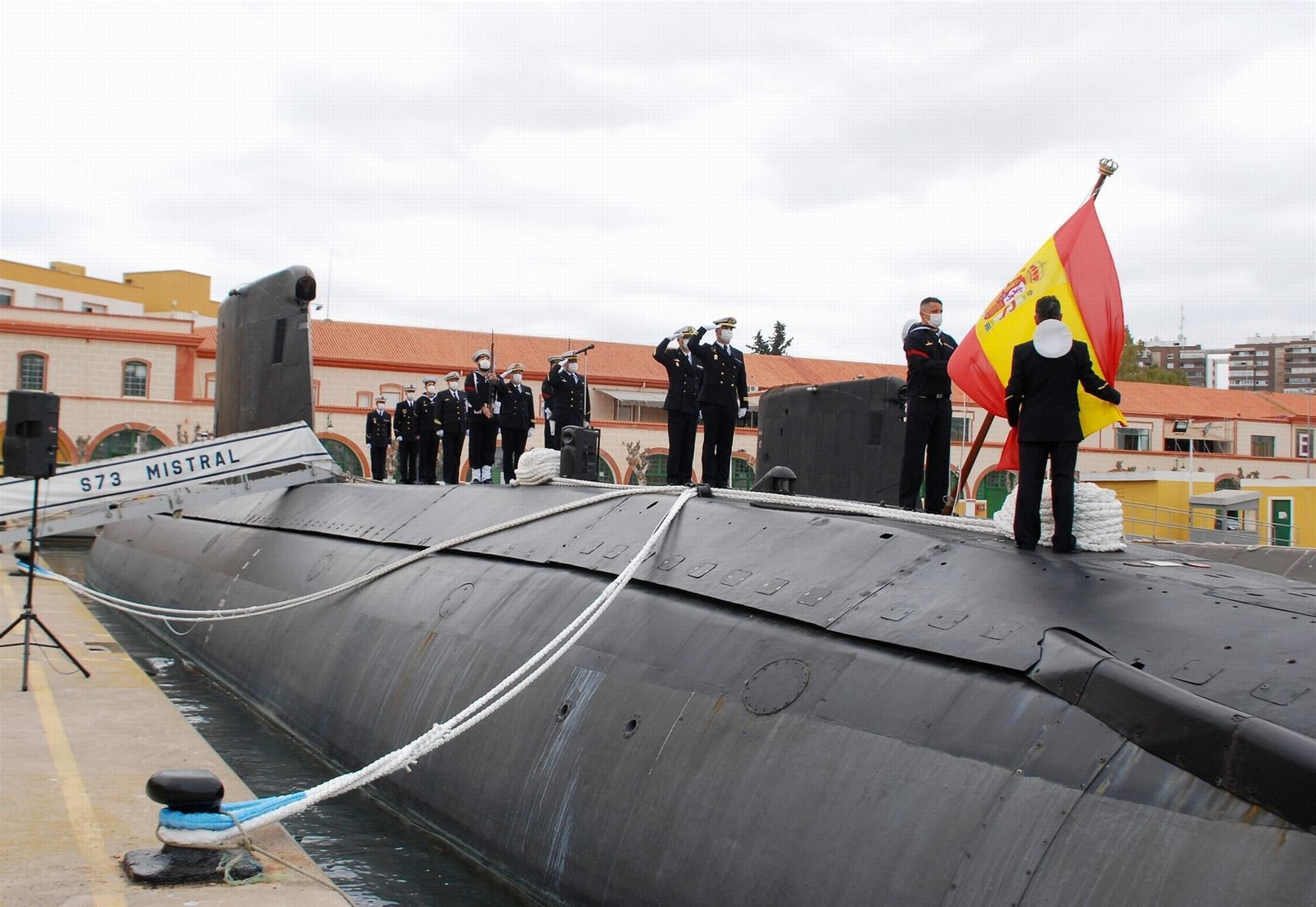 Último arriado de bandera en el submarino 'Mistral'.