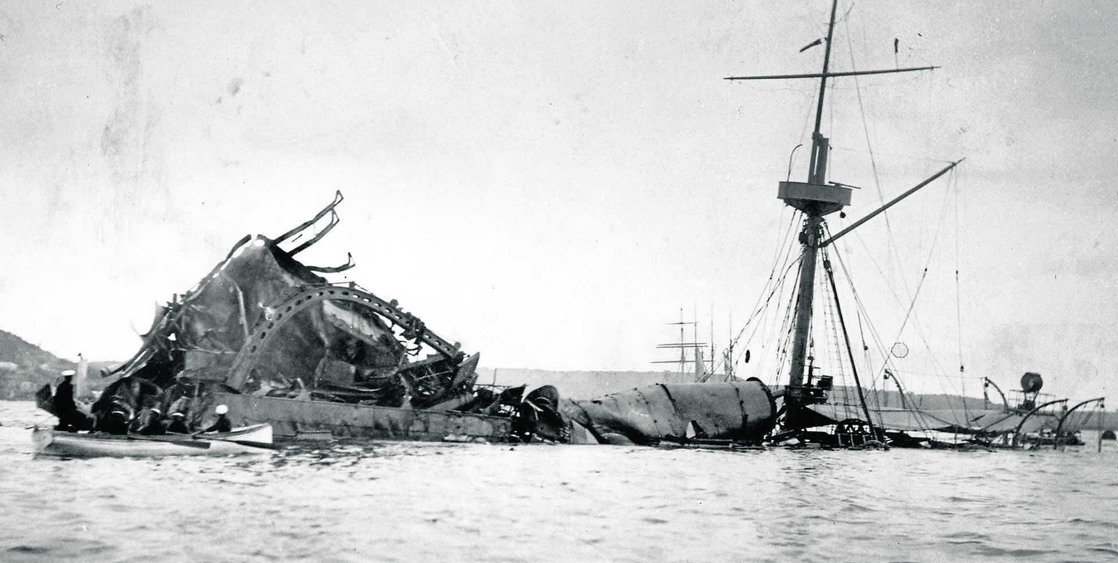 Restos del Maine en el puerto de La Habana