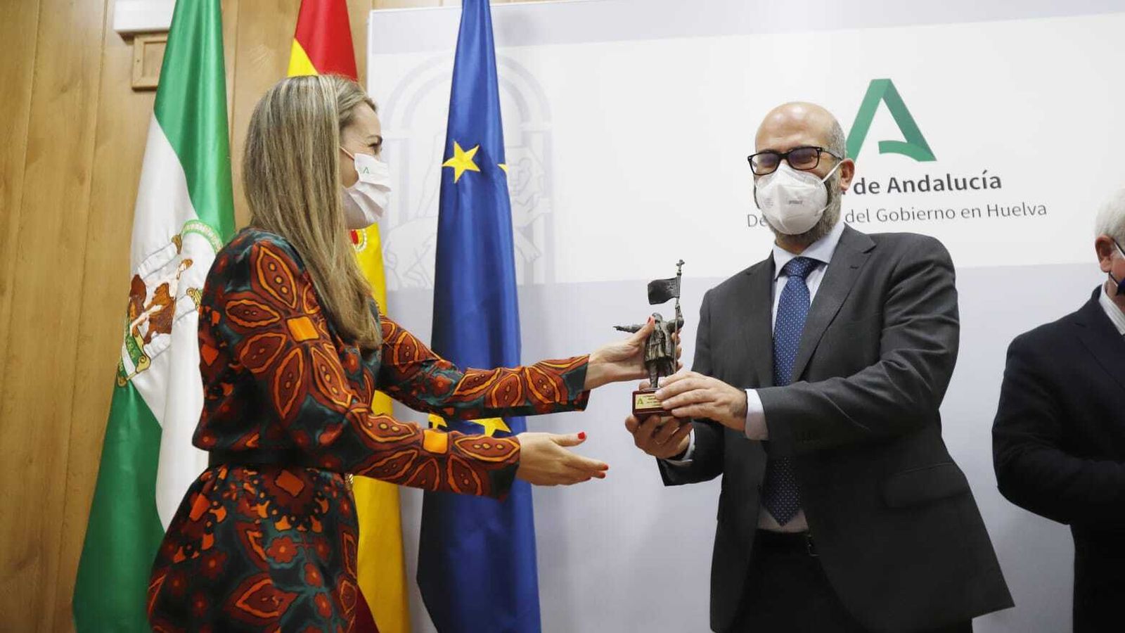 El director de 'Huelva Información', Javier Ronchel, recibe el premio de manos de la delegada del Gobierno en Huelva, Bella Verano.